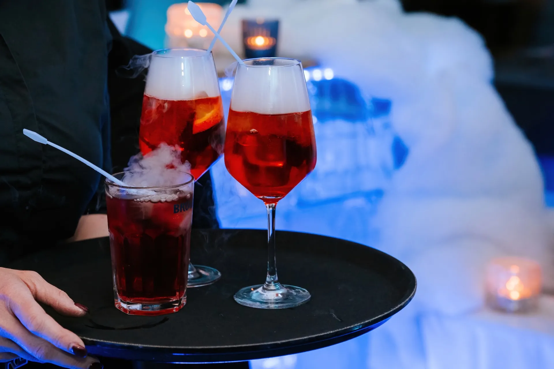 Aperol Spritz und Cocktail werden serviert