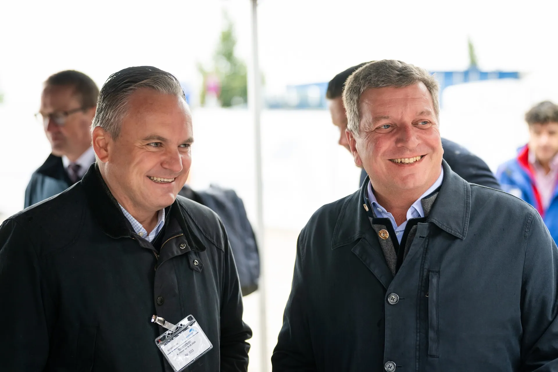 Bauherren lachen – Team-Erfolg auf der Baustelle