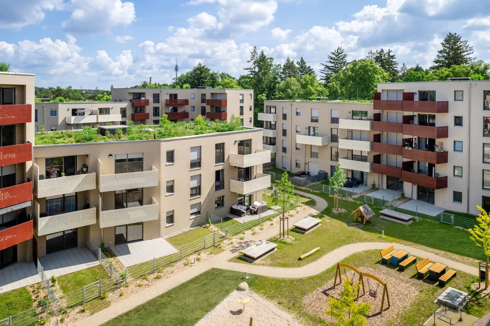 Grüne Dachterrassen in urbanem Wohnquartier – Nachhaltigkeit eindrucksvoll inszeniert.