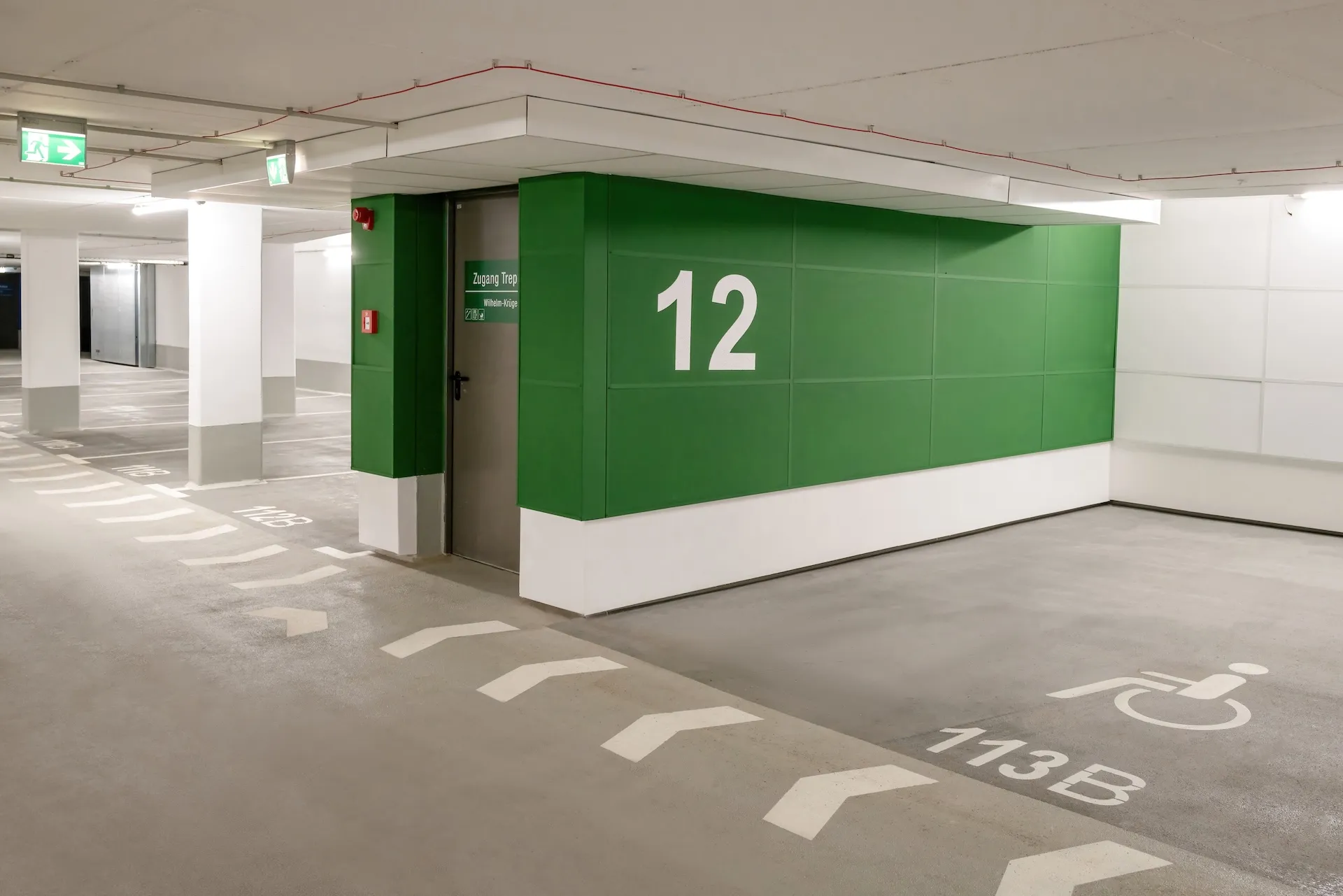 Barrierefreier Zugang in Tiefgarage.