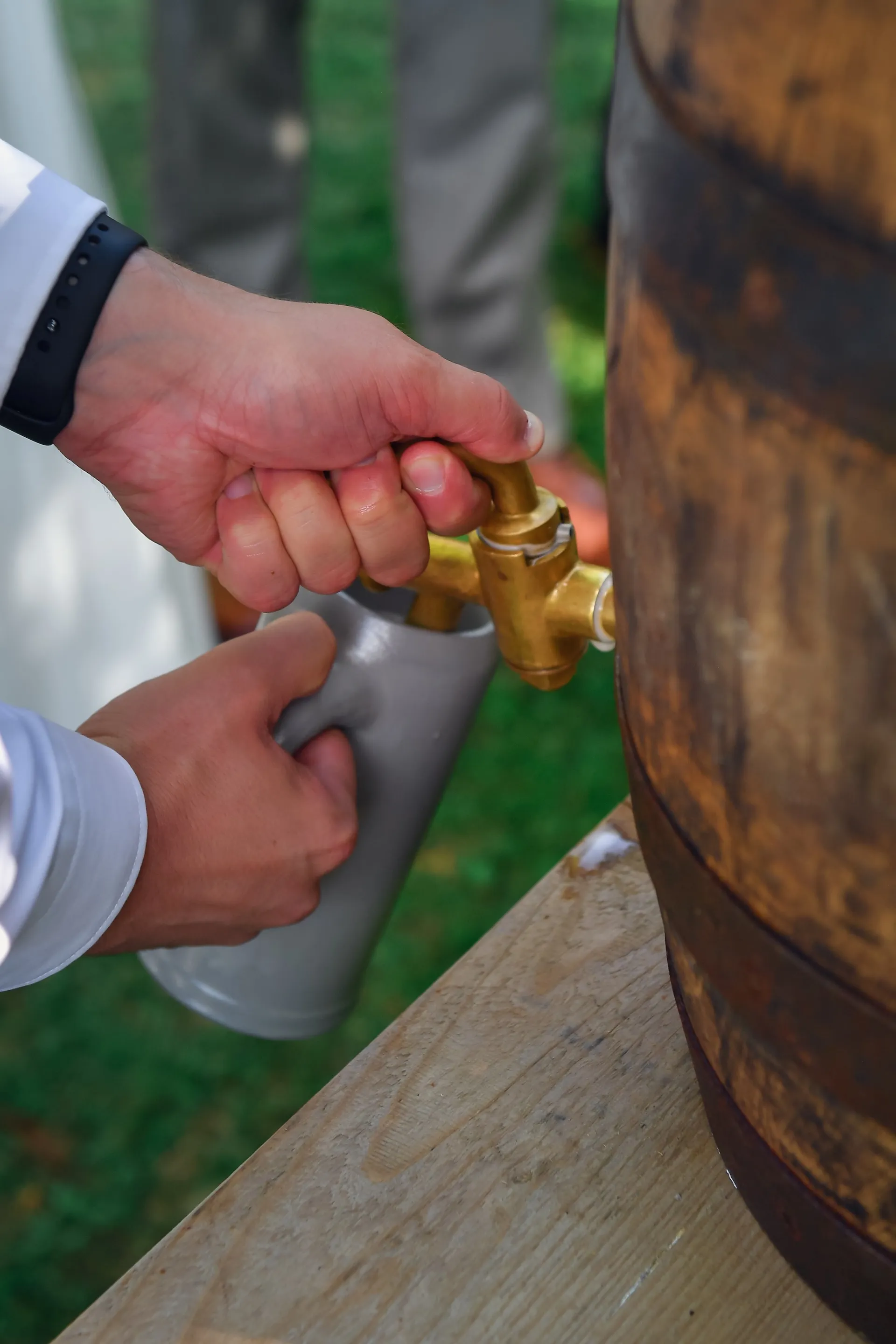 Bier wird frisch aus einem Holzfass gezapft – traditionelle Gastfreundschaft.