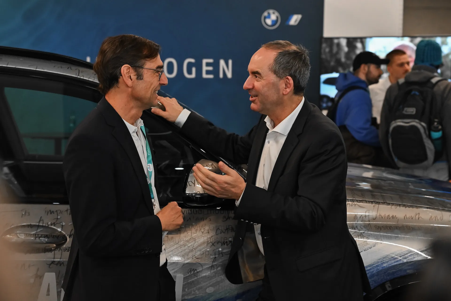 Fachgespräch über Wasserstofftechnologie auf einer Messe – Innovation sichtbar gemacht.