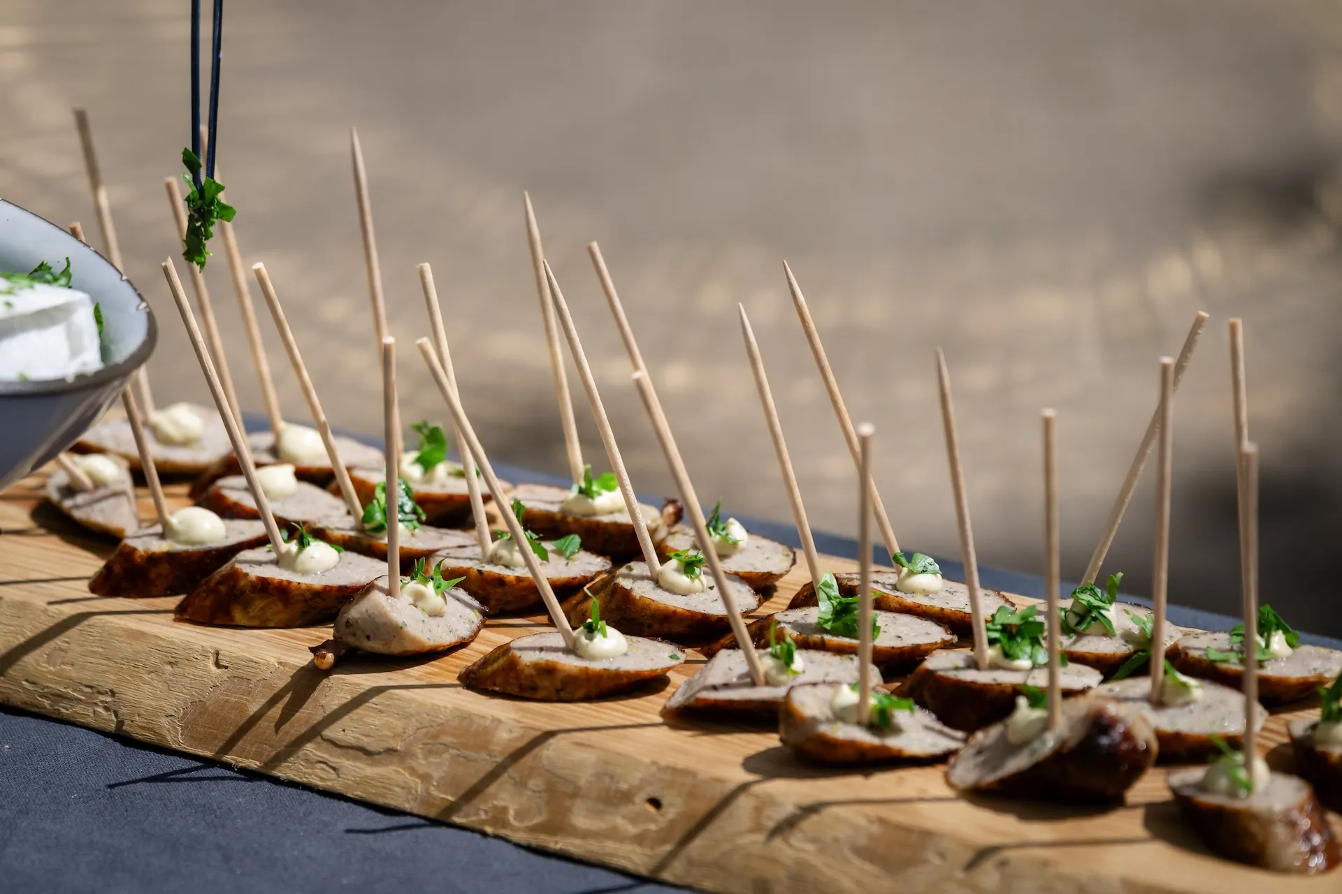 Fränkische Bratwurst als stilvolles Fingerfood angerichtet.