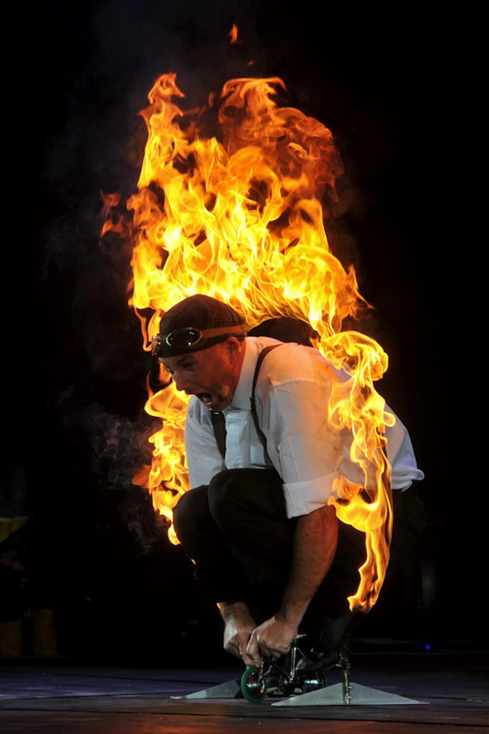 Feuershow mit brennendem Kostüm – spektakuläre Kulturperformance.
