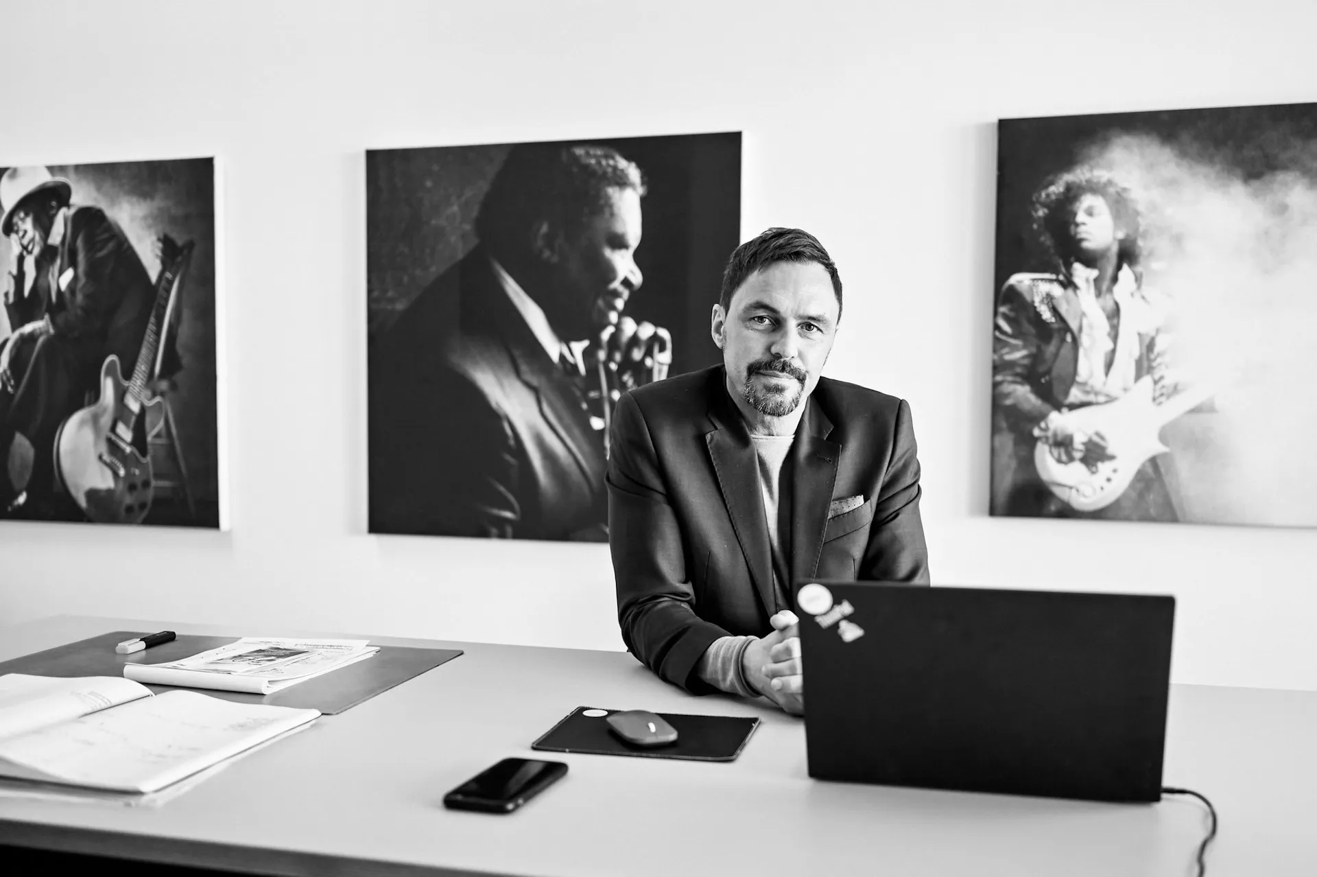 Schwarzweiß-Porträt im Büro – Charakter trifft auf Kreativität.