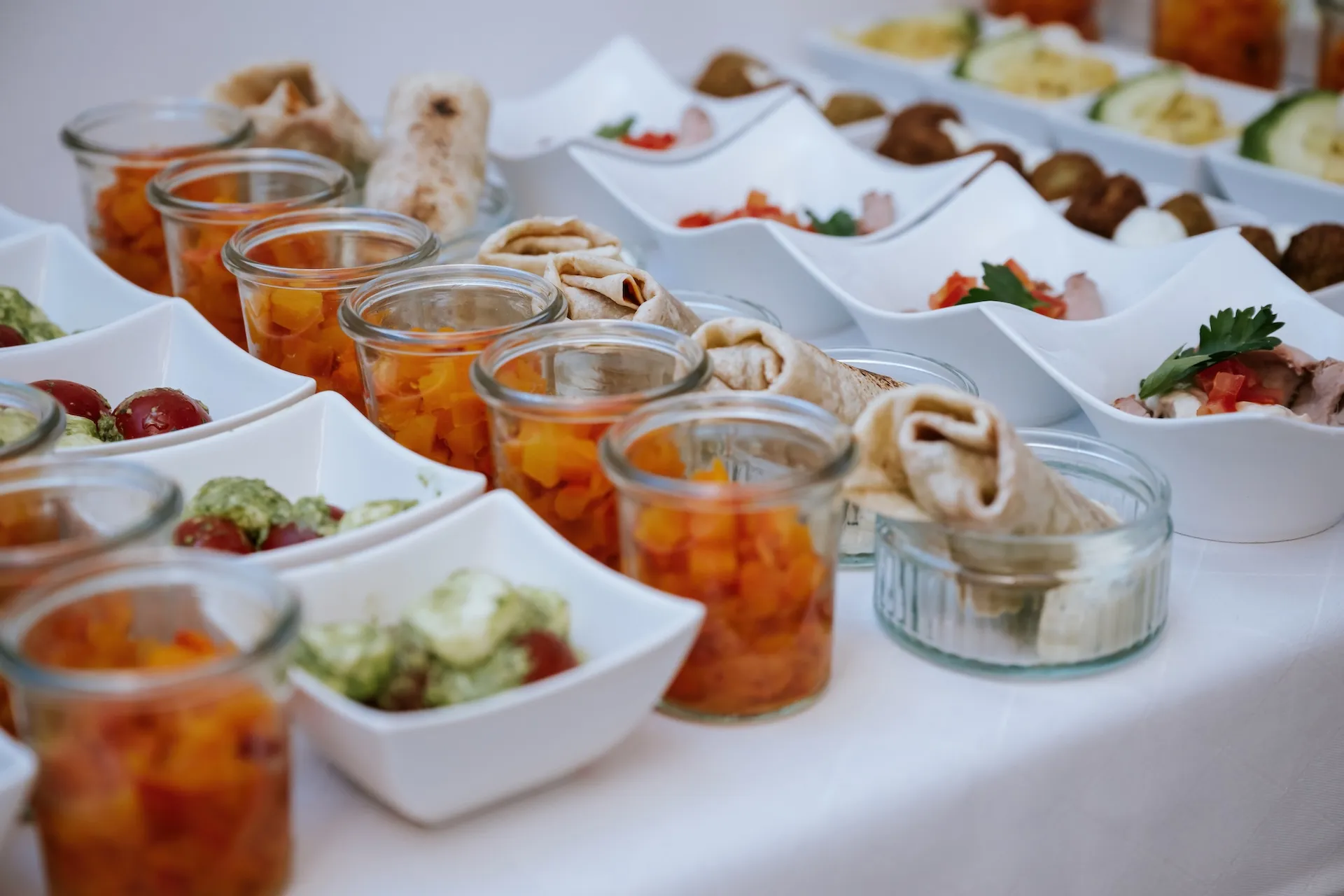 Buffet mit vielfältigen Häppchen – Vielfalt trifft auf Genuss.