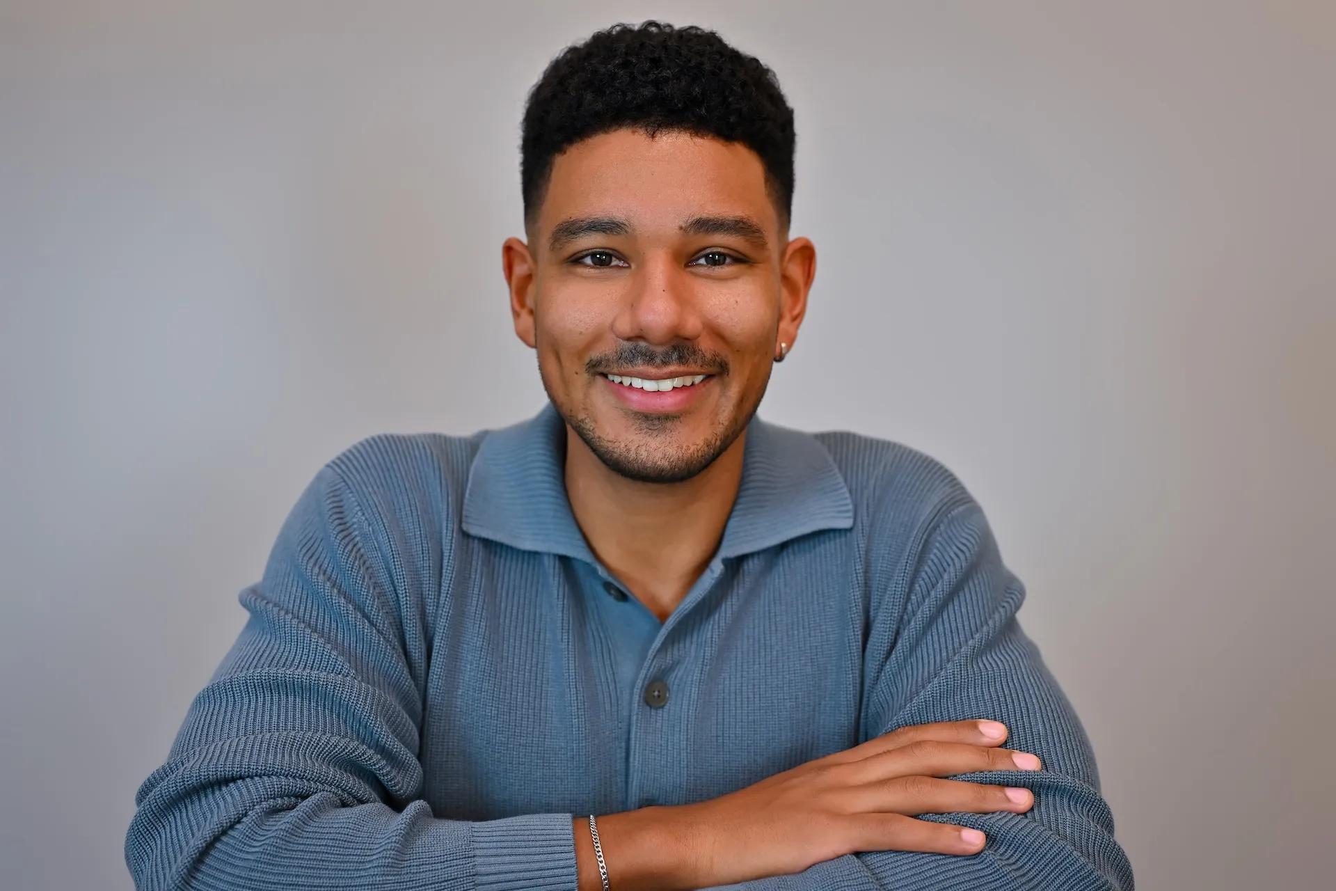 Lächelnder Mann im blauen Pullover – authentisches Businessportrait