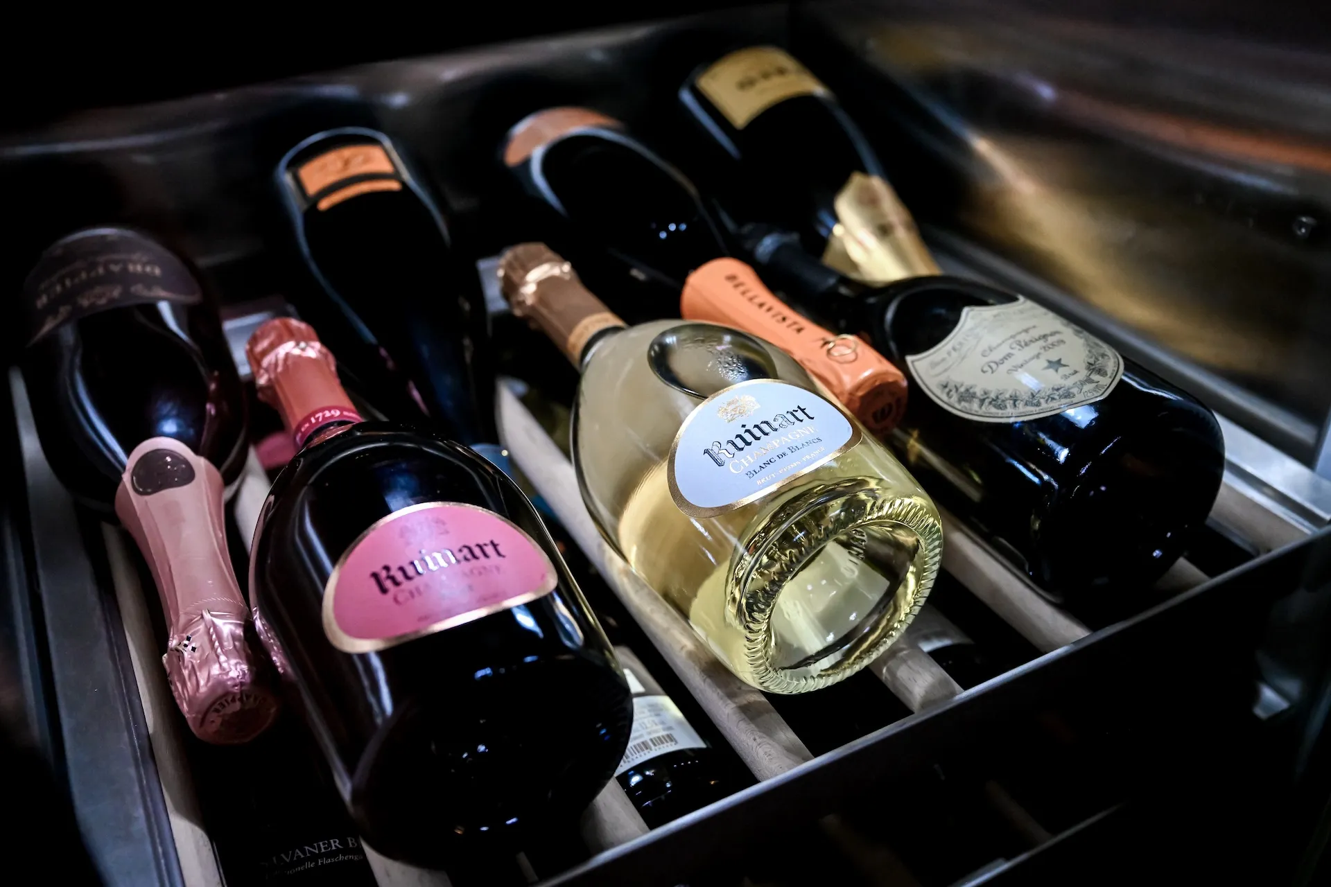 Mehrere Champagnerflaschen in edler Holzkiste