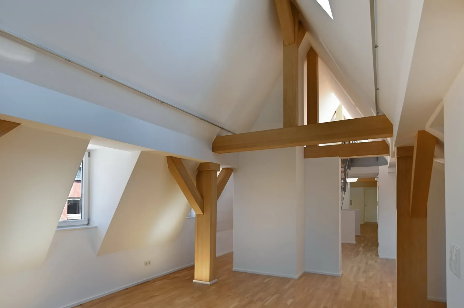 Charmante Dachwohnung mit Sichtbalken.