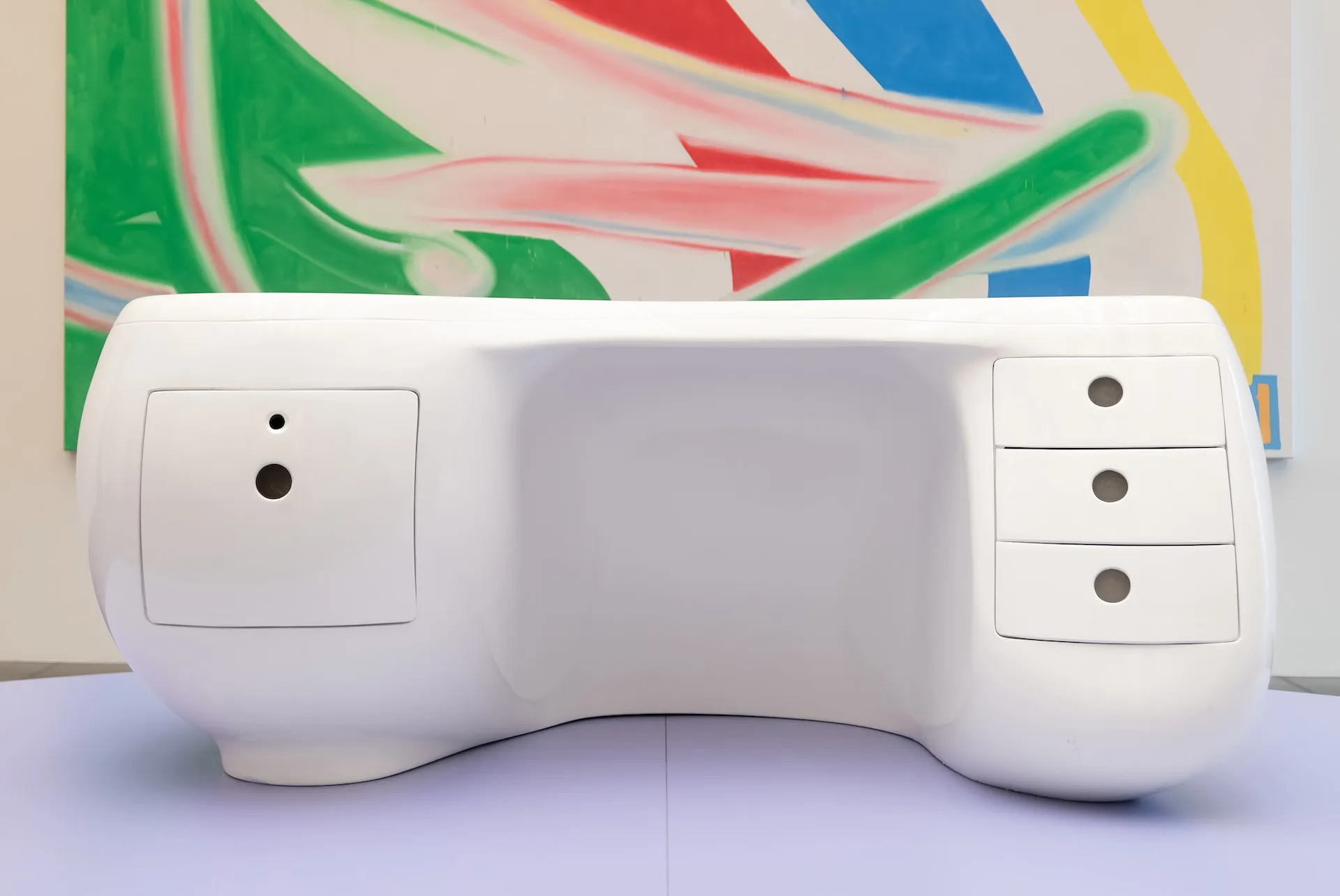 Designer-Schreibtisch – stilvoll inszeniert mit starker Farbwirkung.