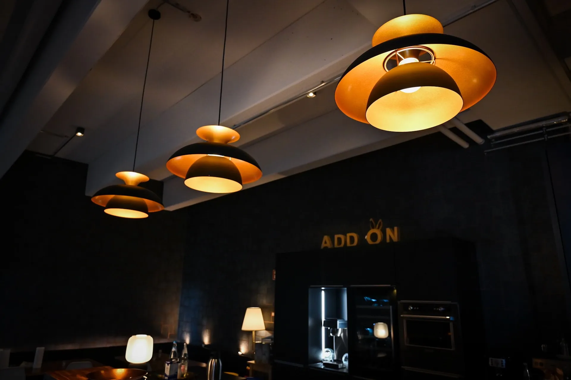 Industrial-Kitchen mit Designer-Leuchten.