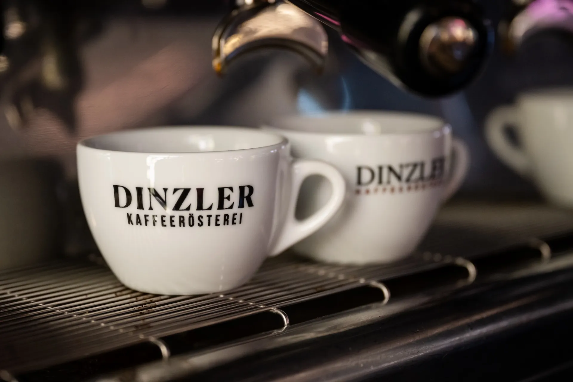 Zwei Espressotassen der Dinzler Kaffeerösterei – hochwertig fotografiert für maximale Markenwirkung.