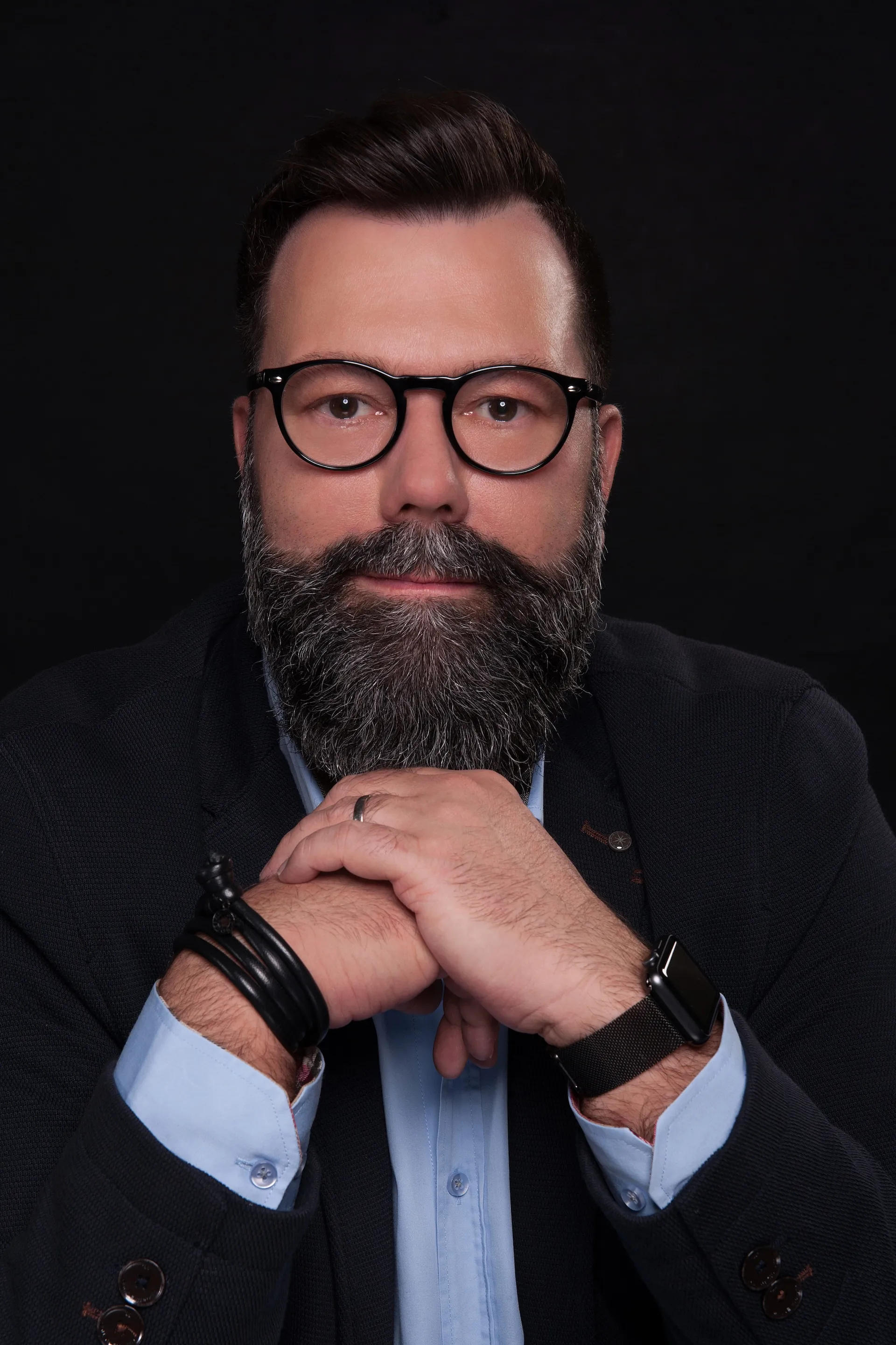 Dirk von Honnerlagengrete in Aktion – Kunstfotografie, die unter die Haut geht.