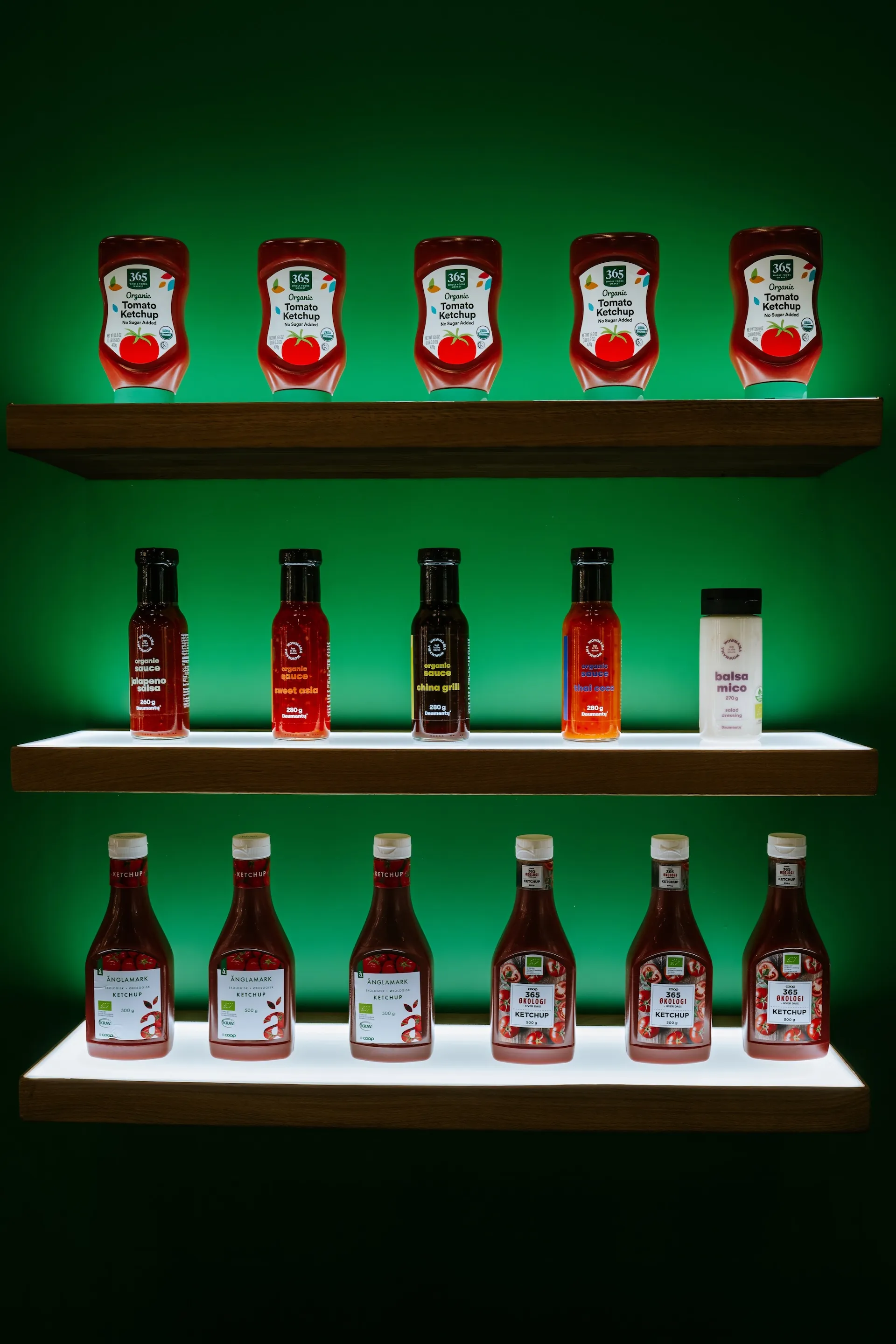 Saucen auf Regal – harmonisch arrangierte Food-Produktfotografie.