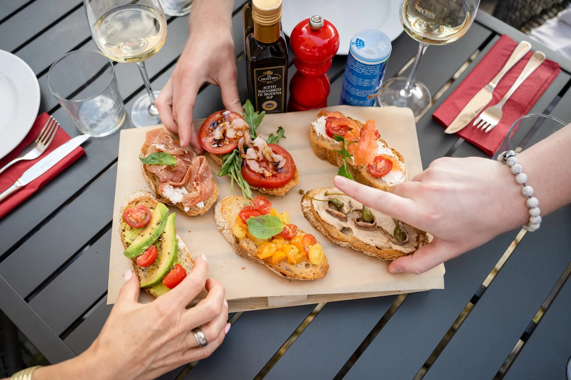 Gourmet-Canapés im Griff – Genuss zum Anbeißen.