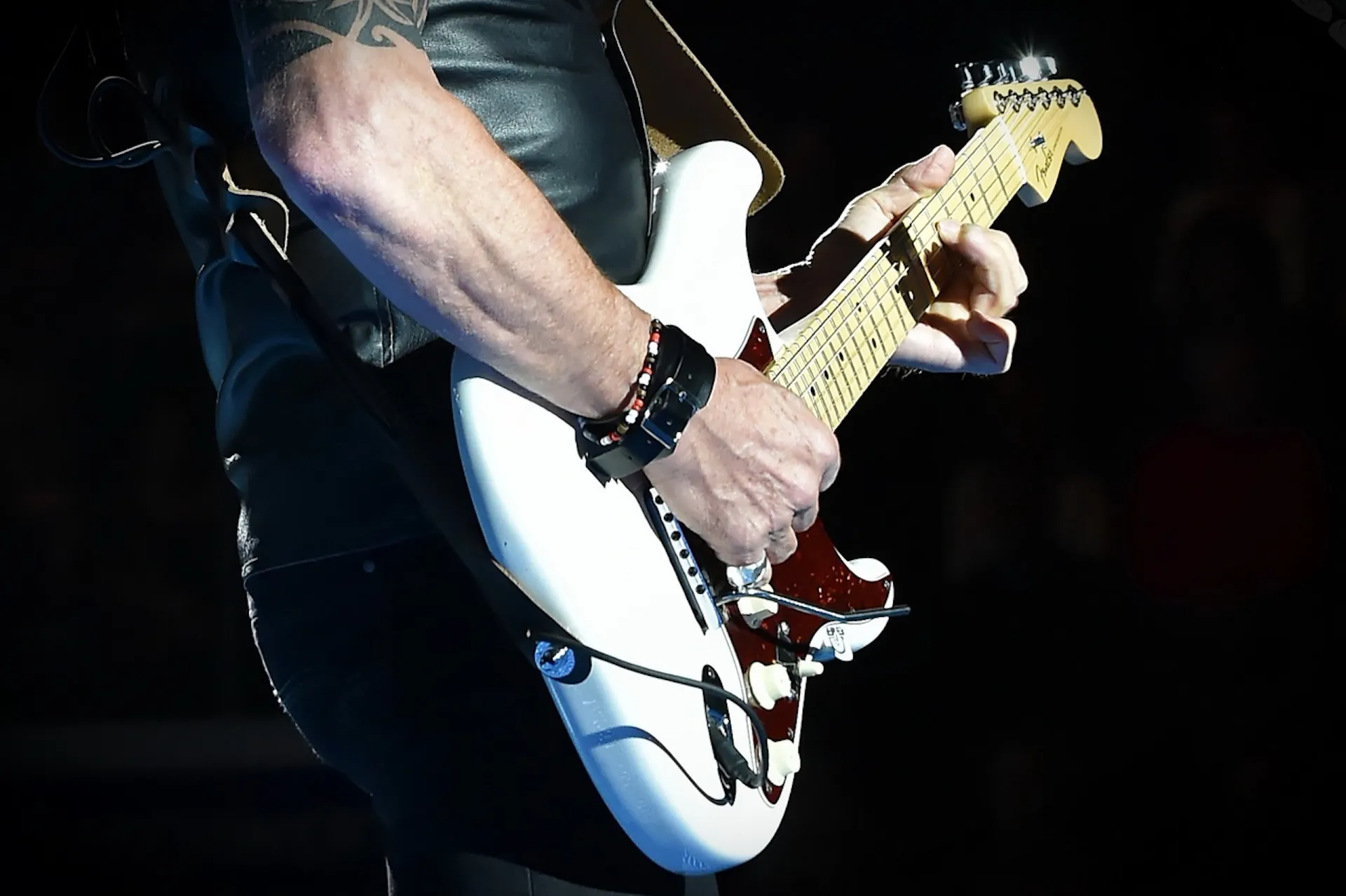 Nahaufnahme einer E-Gitarre – Herzschlag jeder Rockperformance.