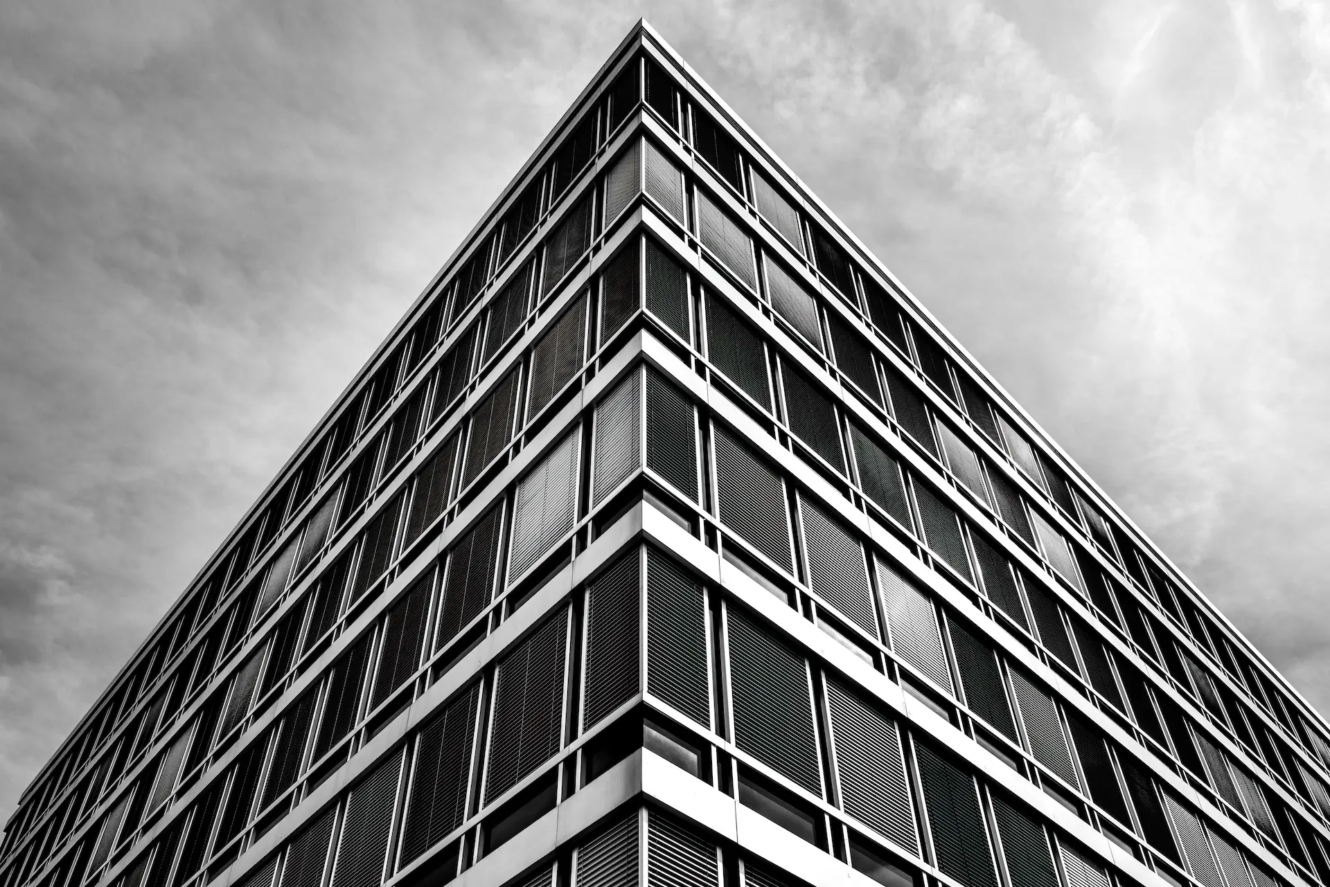 Skulpturale Eckansicht eines Büroturms – ikonisch in Schwarz-Weiß.