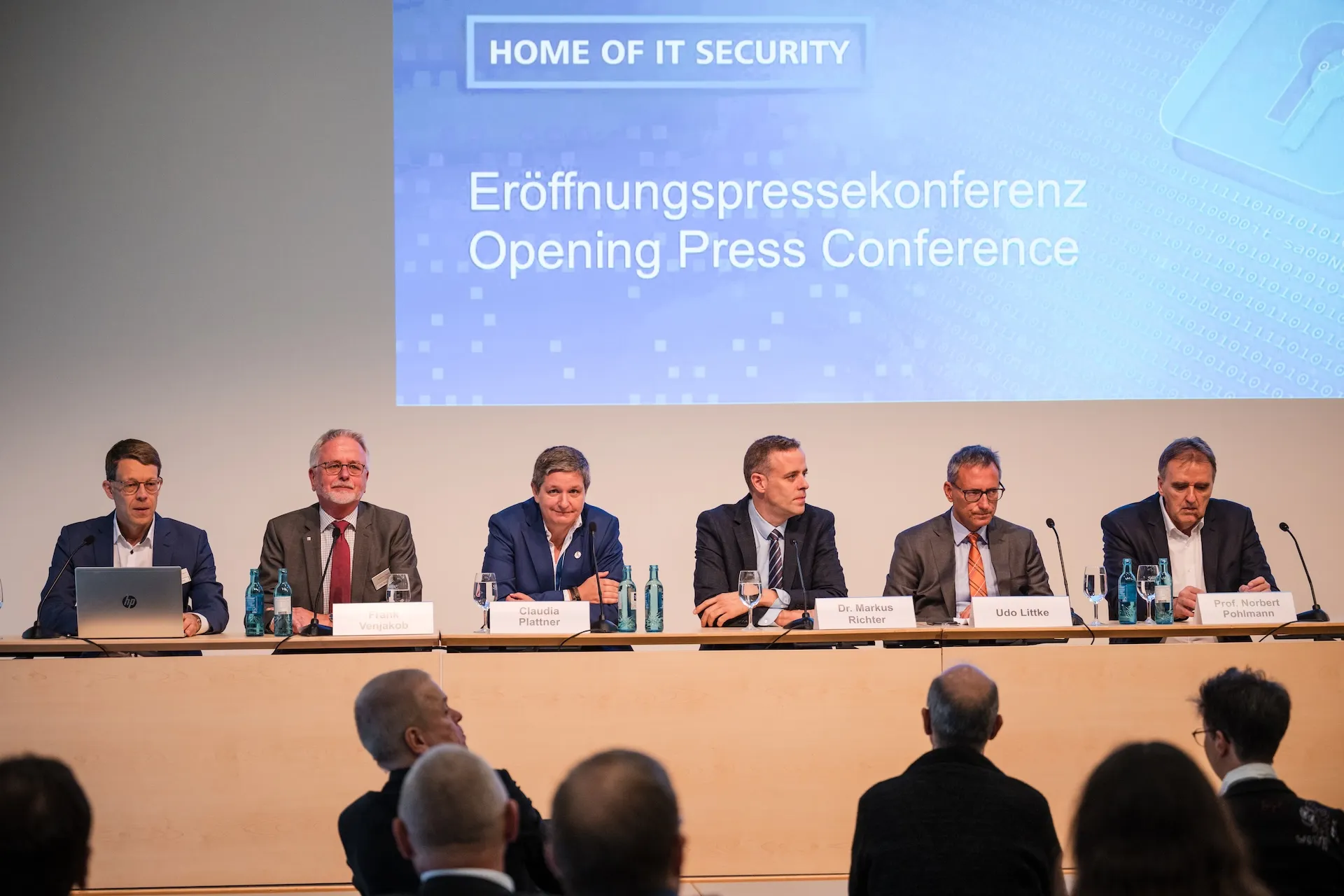 Eröffnungskonferenz auf der it-sa – lebendige Atmosphäre professionell eingefangen.