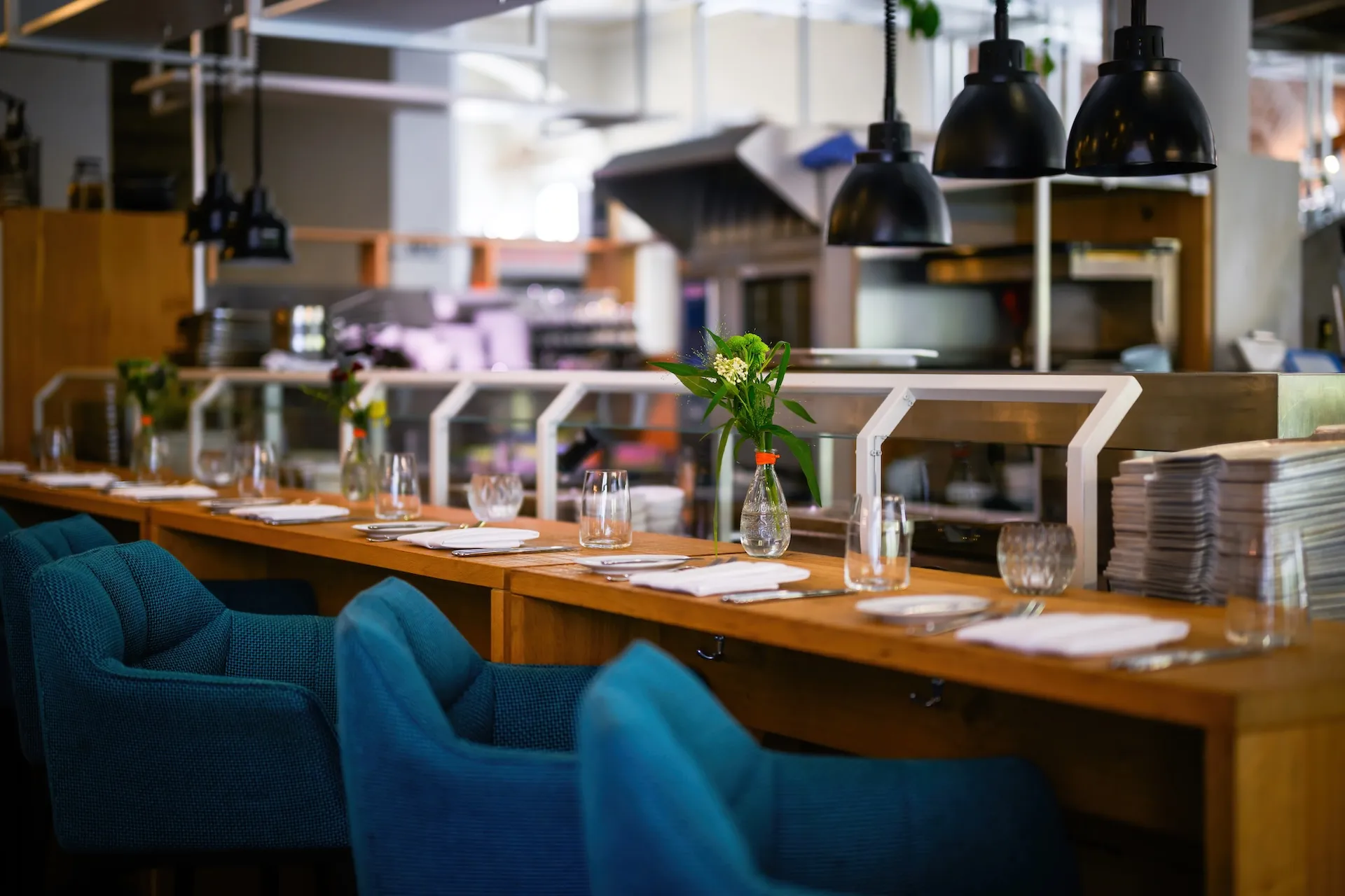 Essbereich mit Blick in die offene Küche – Transparenz trifft Genuss.