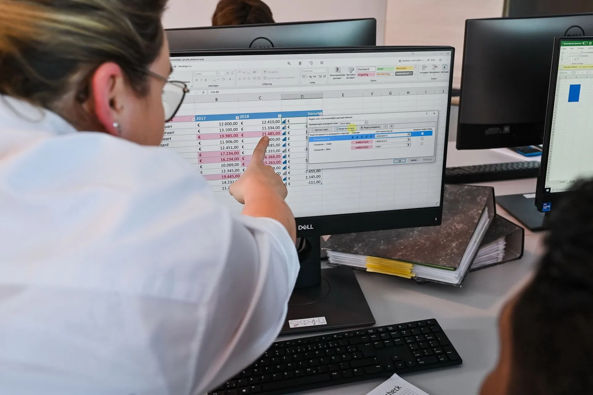 Team bei Excel-Schulung – Weiterbildung professionell dokumentiert.