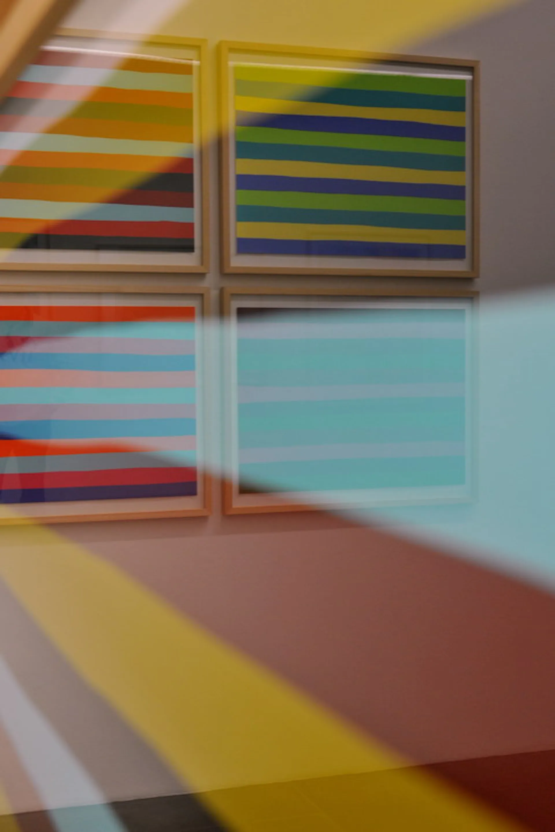 Bunte Gemälde in Serie – fotografiert für Kunstkatalog oder Galerie.