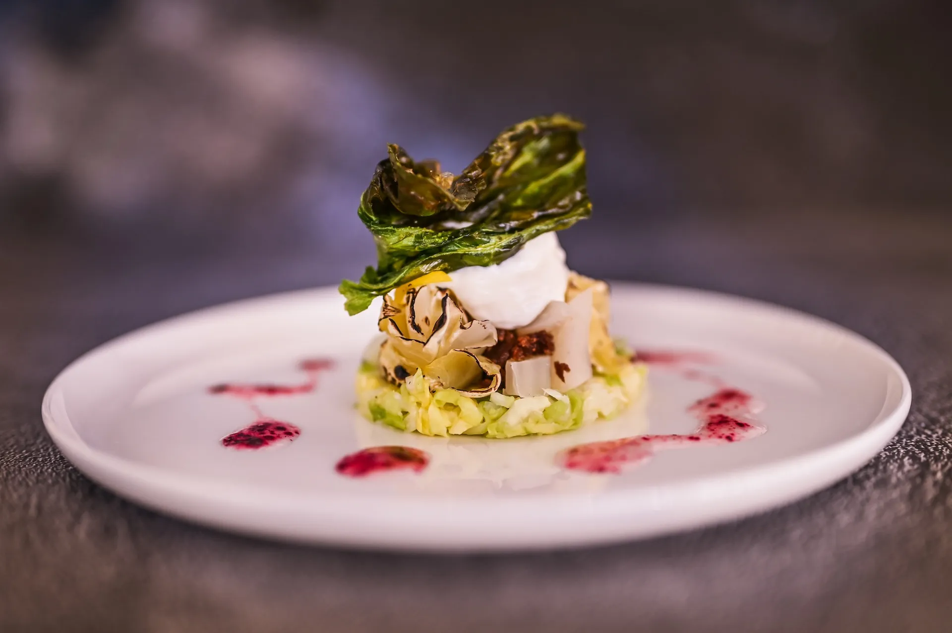 Feinkost kunstvoll auf Teller platziert