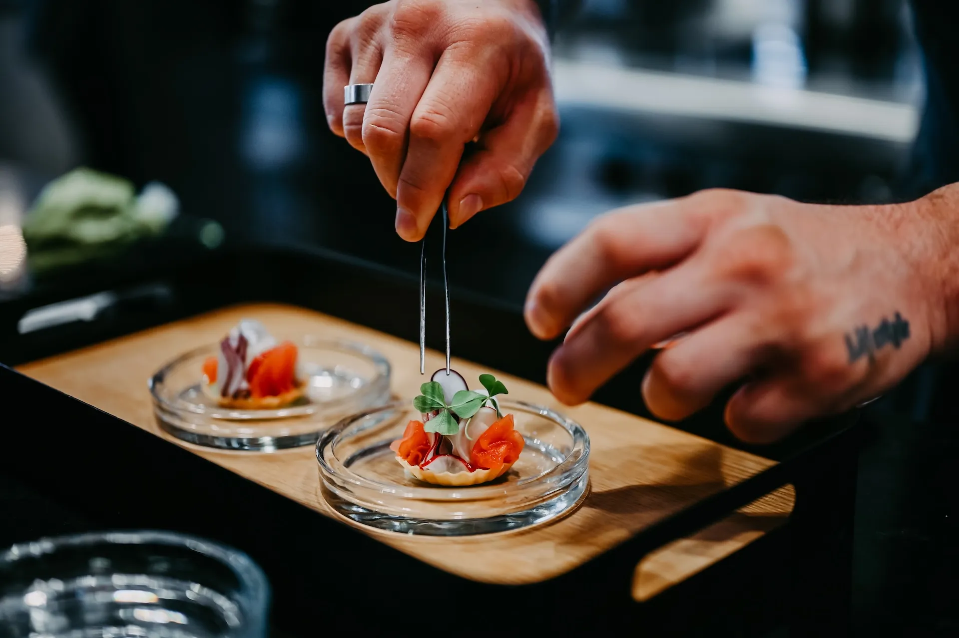 Gastro Fotografie Nürnberg: Stilvolle Aufnahme feiner Häppchen auf dunklem Teller.