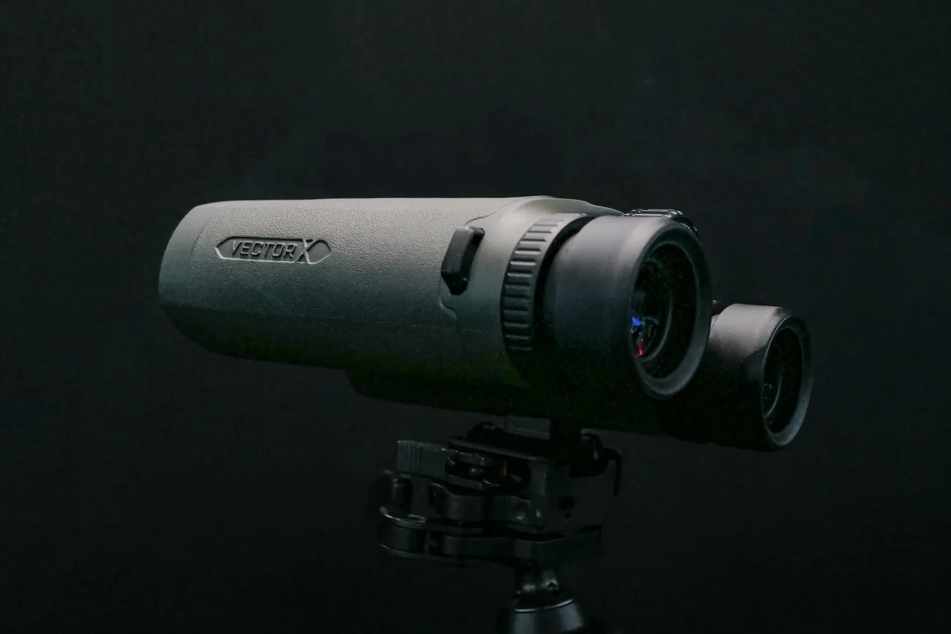 Schwarzes Fernglas – technische Details in hochwertiger Nahaufnahme.