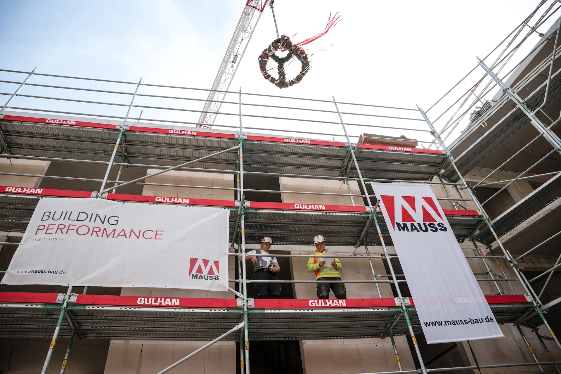 Gerüstbau im Abendlicht