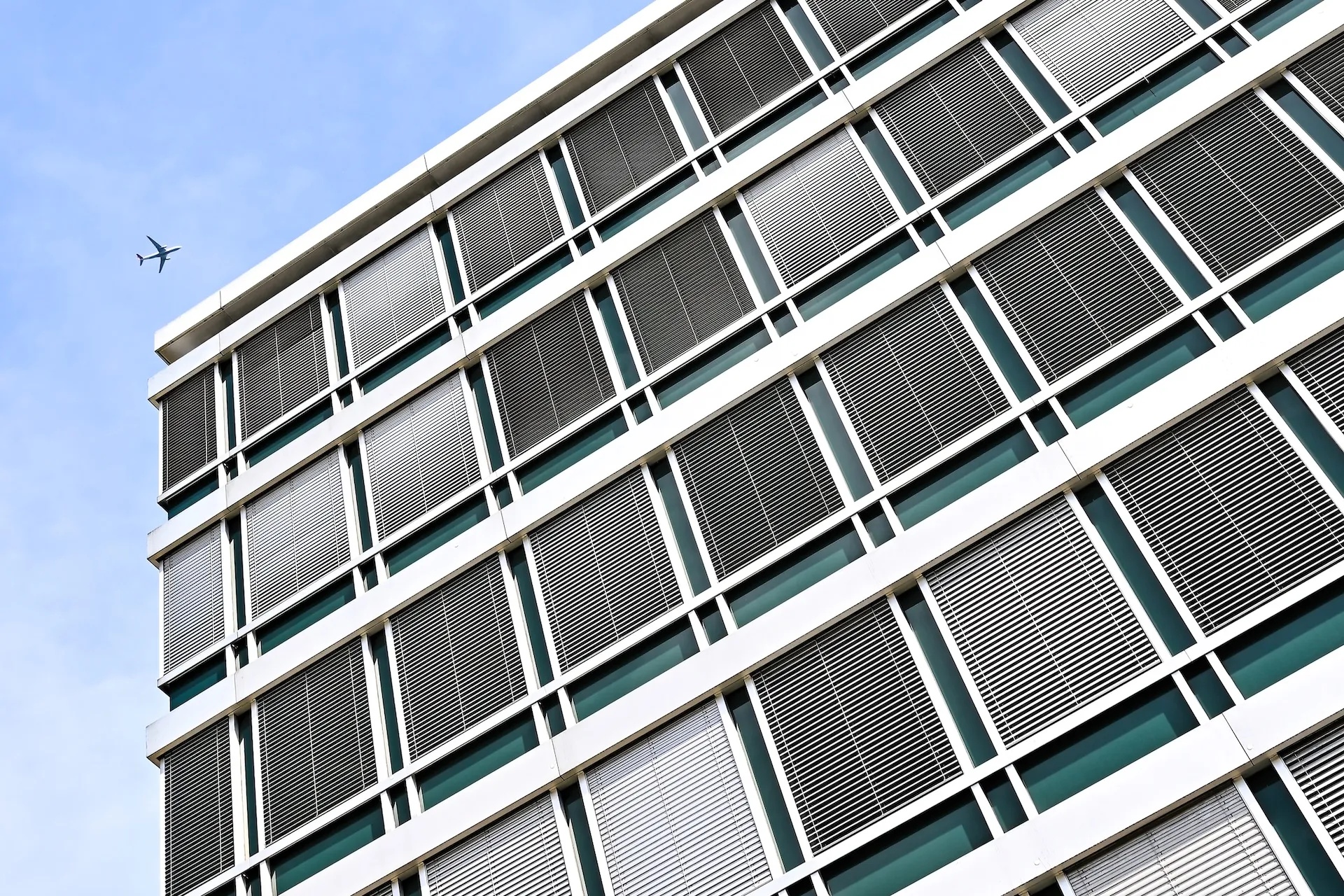 Airport-Office mit vorbeiziehendem Jet.