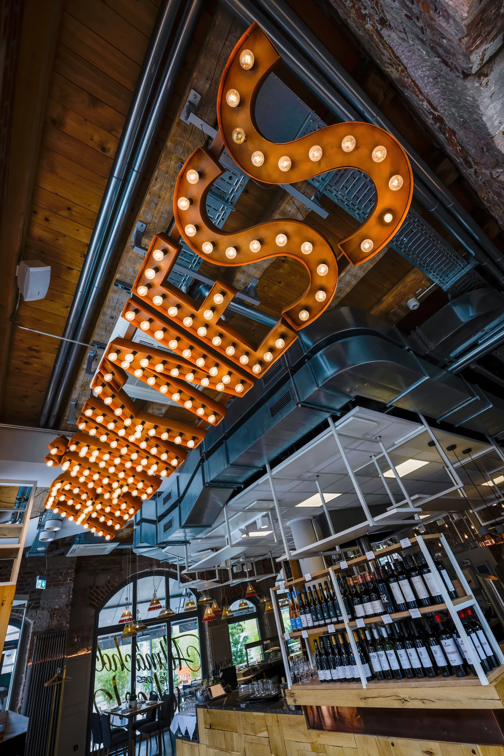 Leuchtendes Logo im Frankness Restaurant – markante Markenidentität.