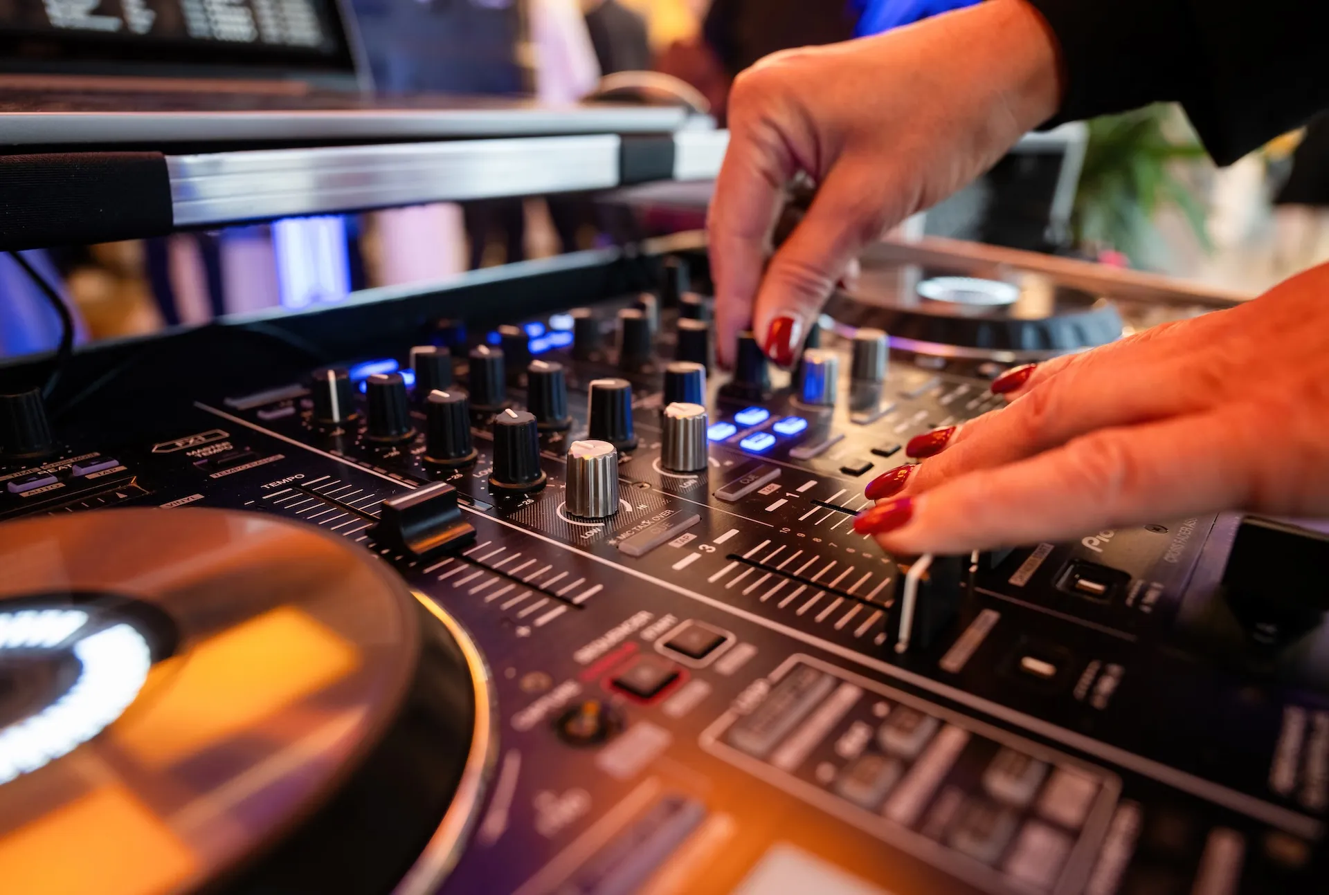 Stahlkäfig-Stunt in voller Action – Adrenalin pur im Bild.