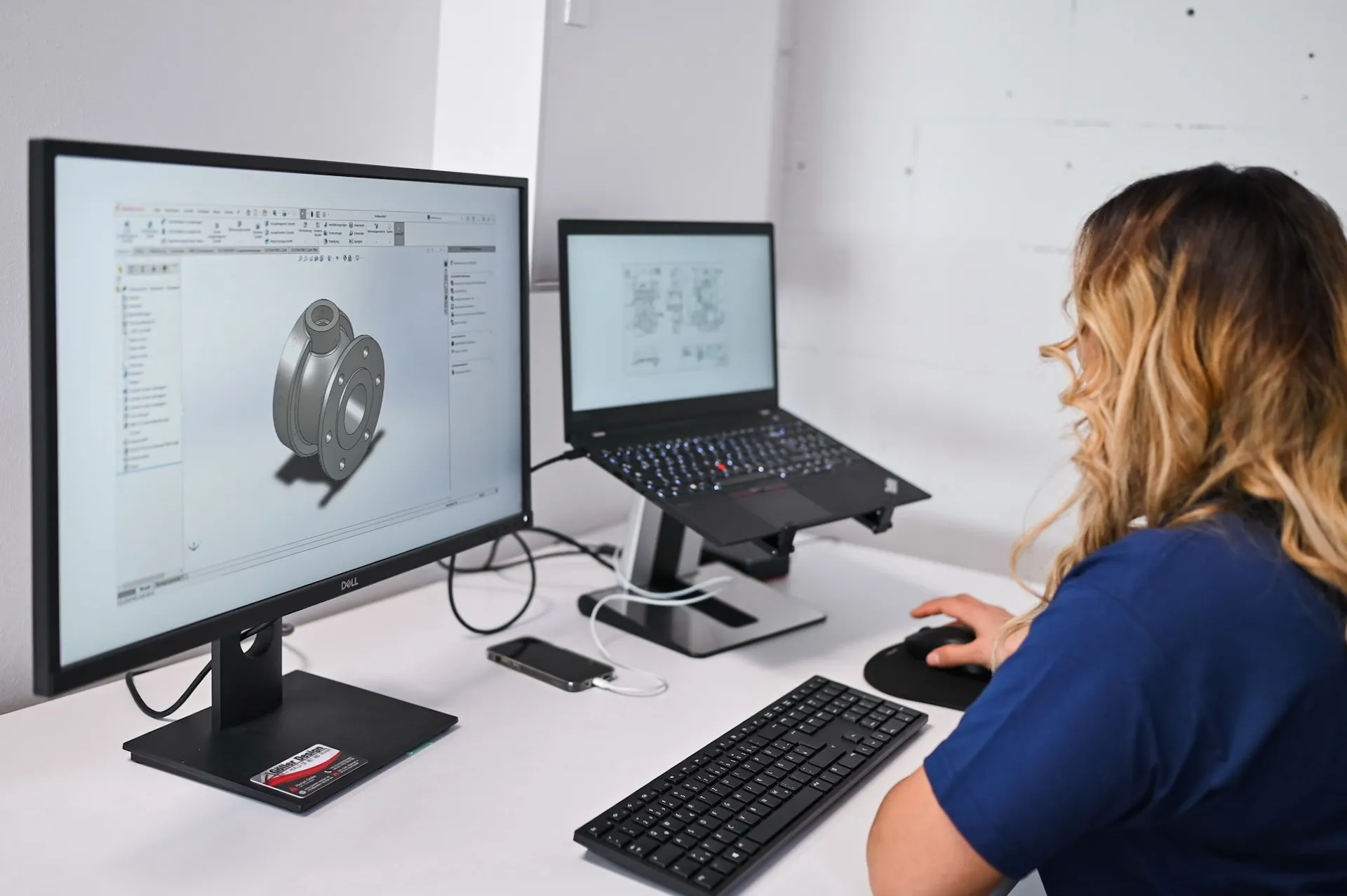 Frau bei der CAD-Konstruktion – moderne Technik im Einsatz.