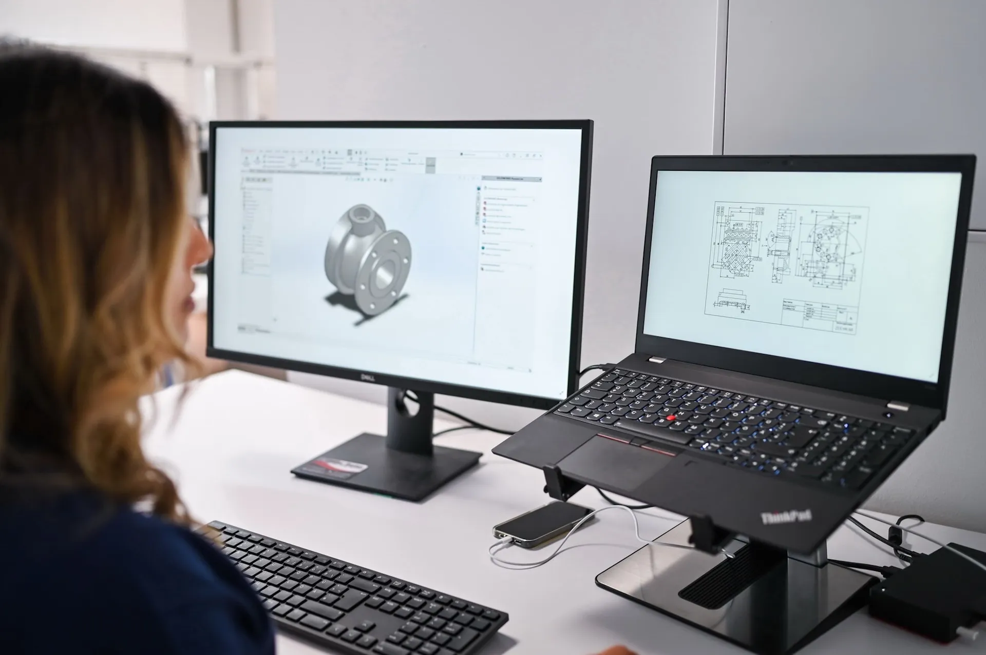 Mitarbeiterin arbeitet an CAD-Software – moderne Technik im Fokus der Unternehmensfotografie.