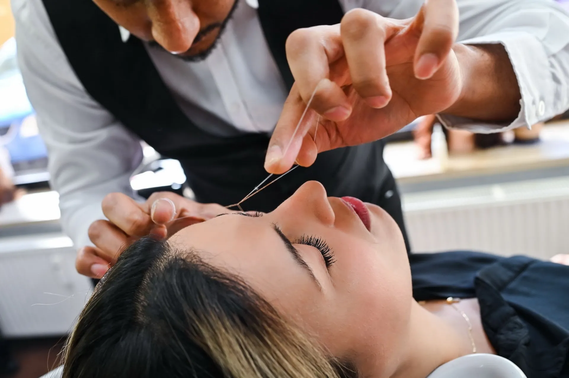 Fachkosmetikerin bei der Arbeit – Detailaufnahme aus dem Unternehmensalltag.