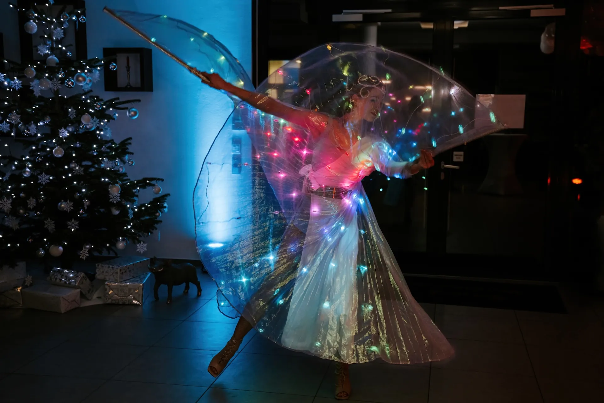 Tanzende Frau mit LED-Kleid