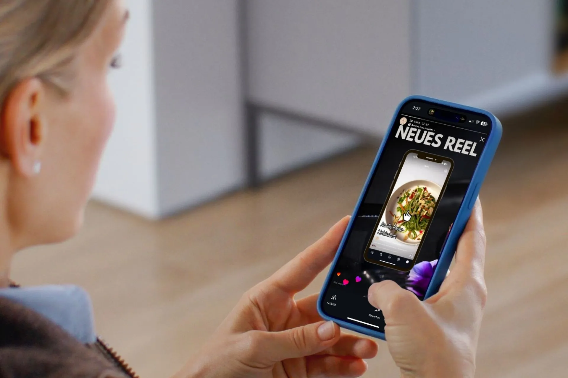 Frau filmt mit Smartphone eine Instagram Story – authentischer Moment aus der Social Media Fotografie in Nürnberg.