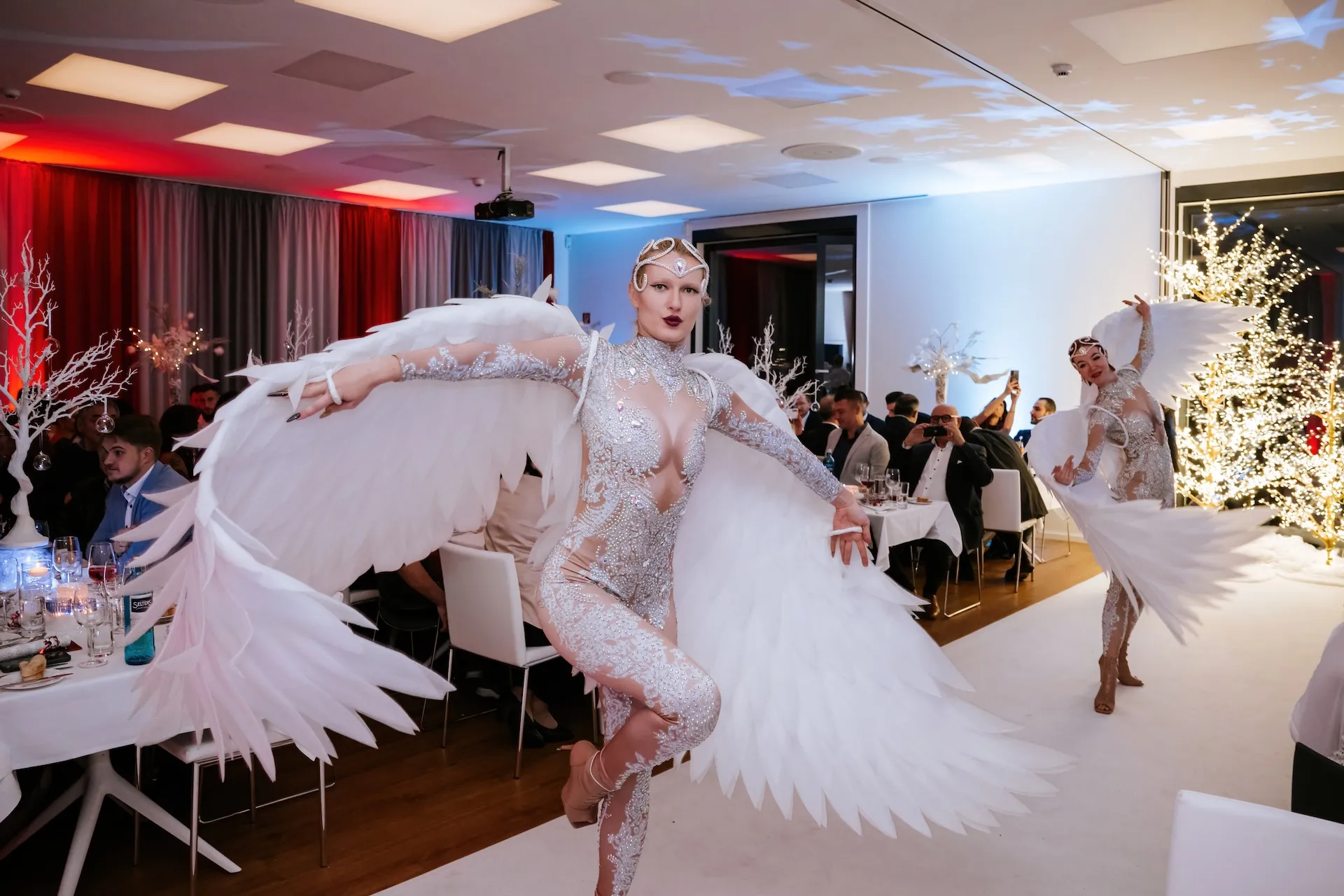 Weihnachtsfeier mit tanzenden Engel-Kostümen – festliche Stimmung pur.