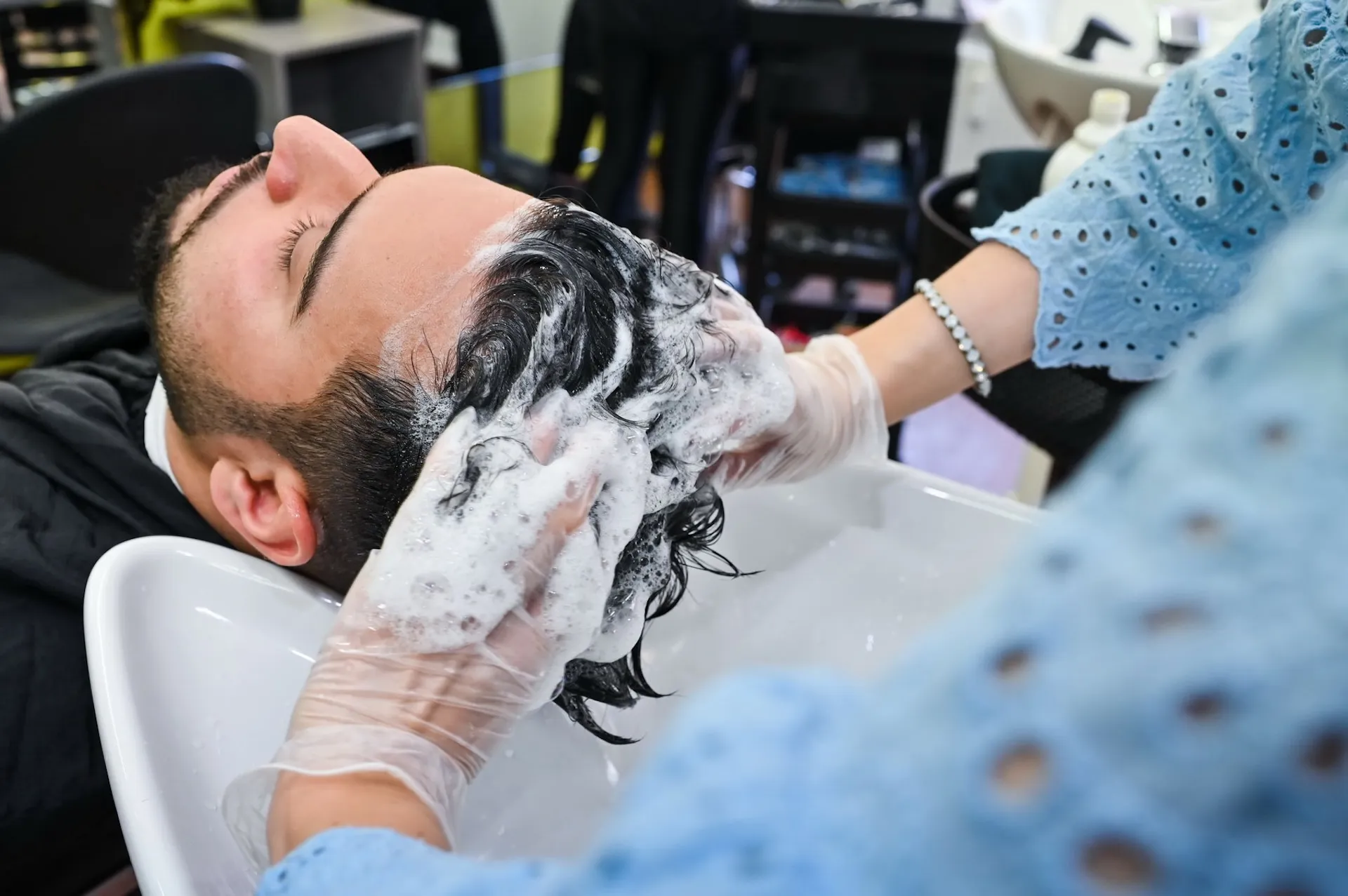 Waschplatz im Friseursalon – Nähe zum Kunden fotografisch eingefangen.