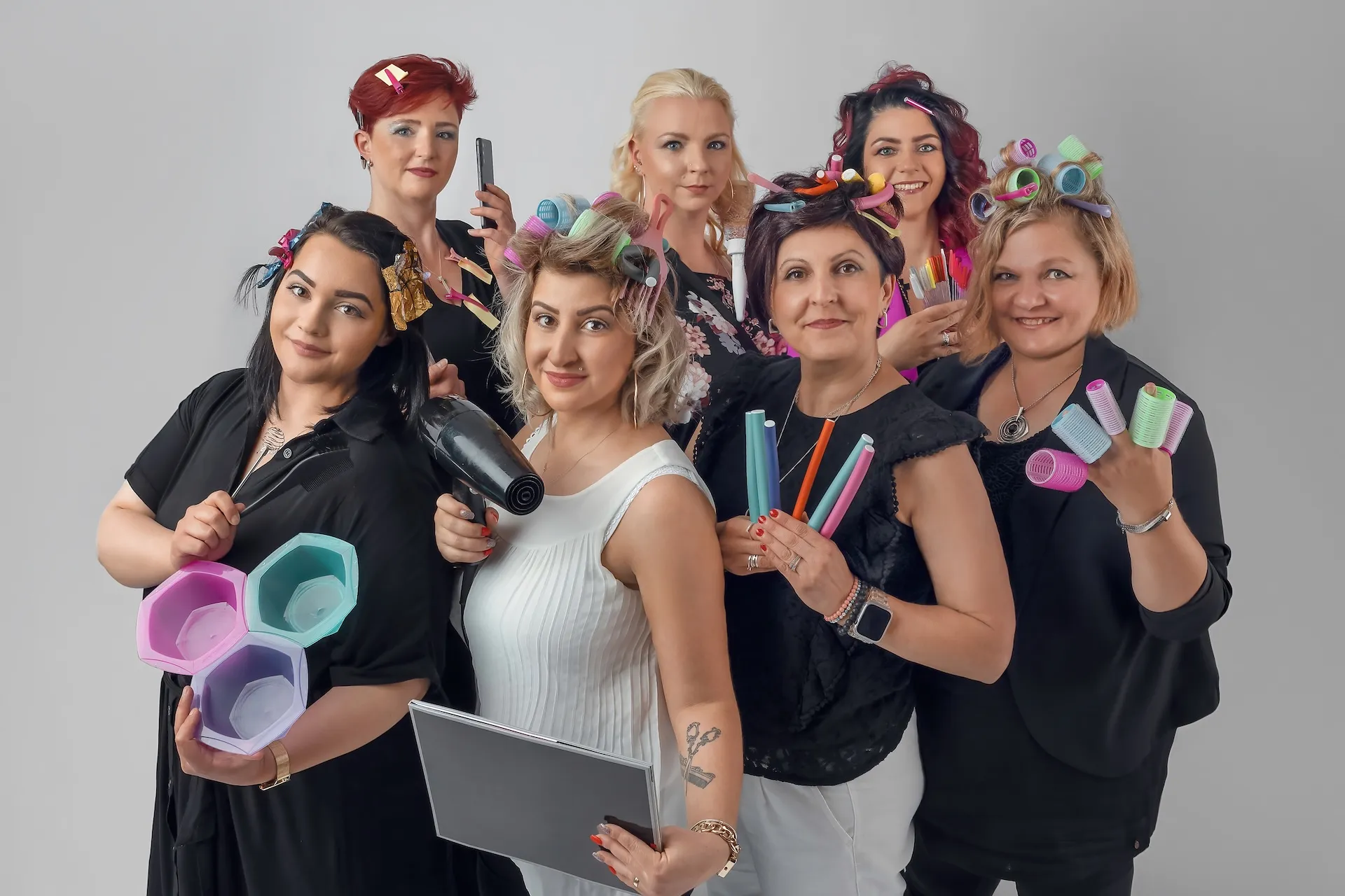 Friseurteam posiert für Gruppenfoto – authentisches Teamfoto