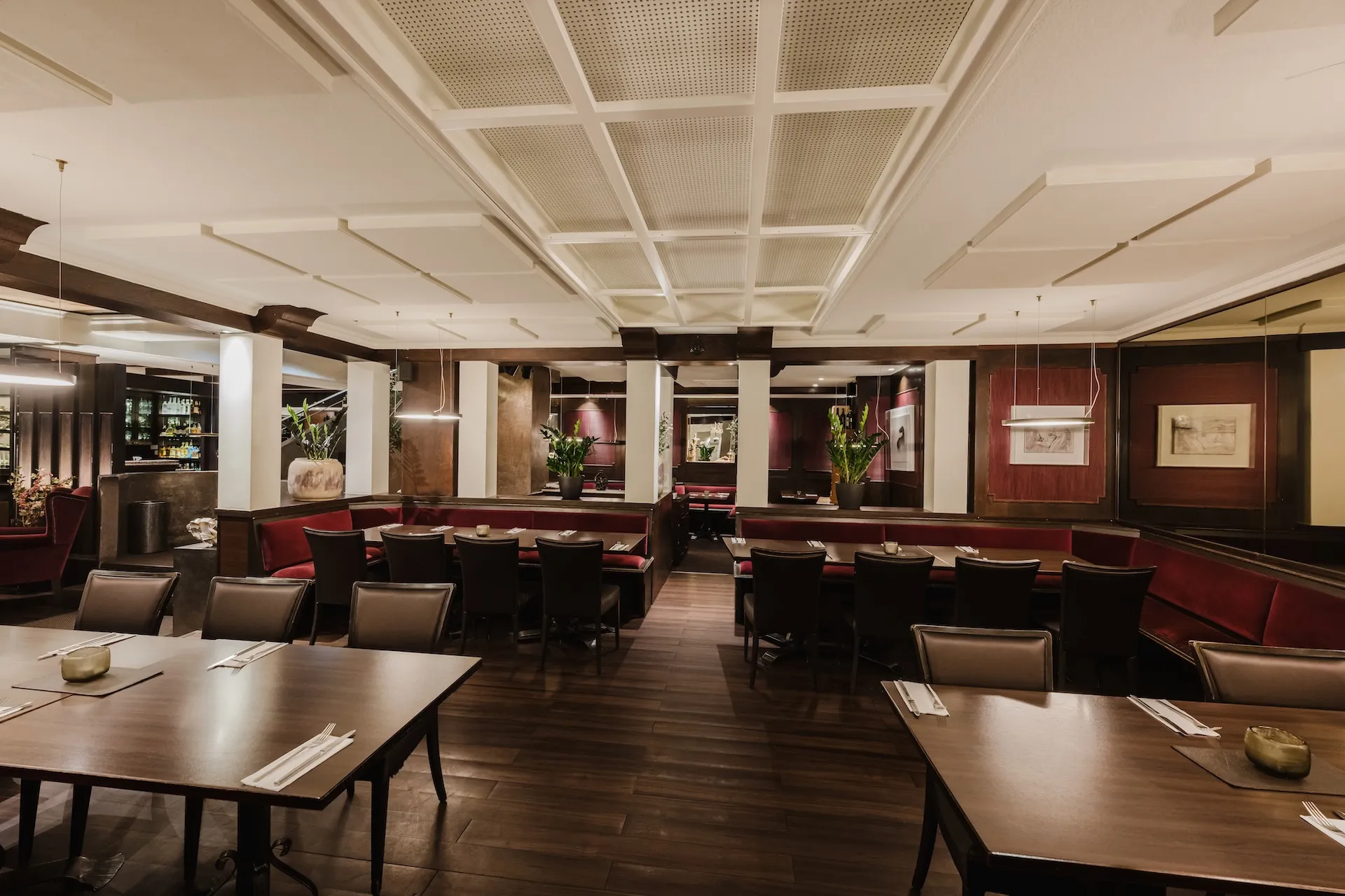 Gastraum eines griechischen Restaurants – mediterrane Atmosphäre.