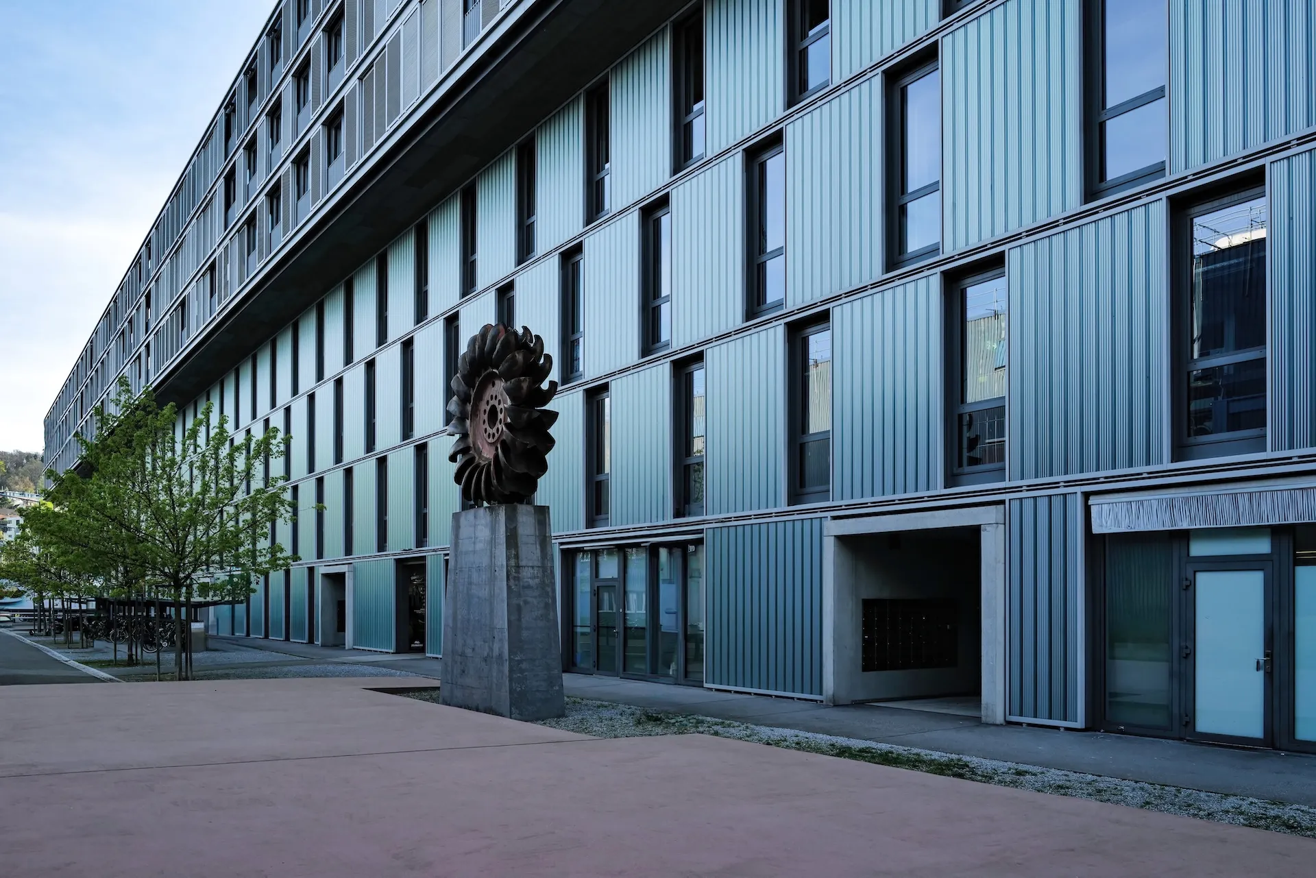 Fassade mit Turbinen-Skulptur – futuristisch.