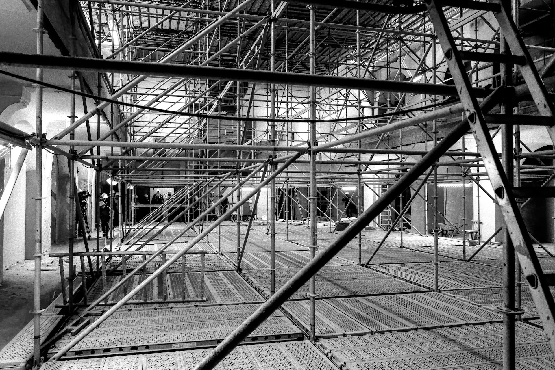 Schwarz-weiß-Shot einer Baustelle – Struktur und Tempo sichtbar.