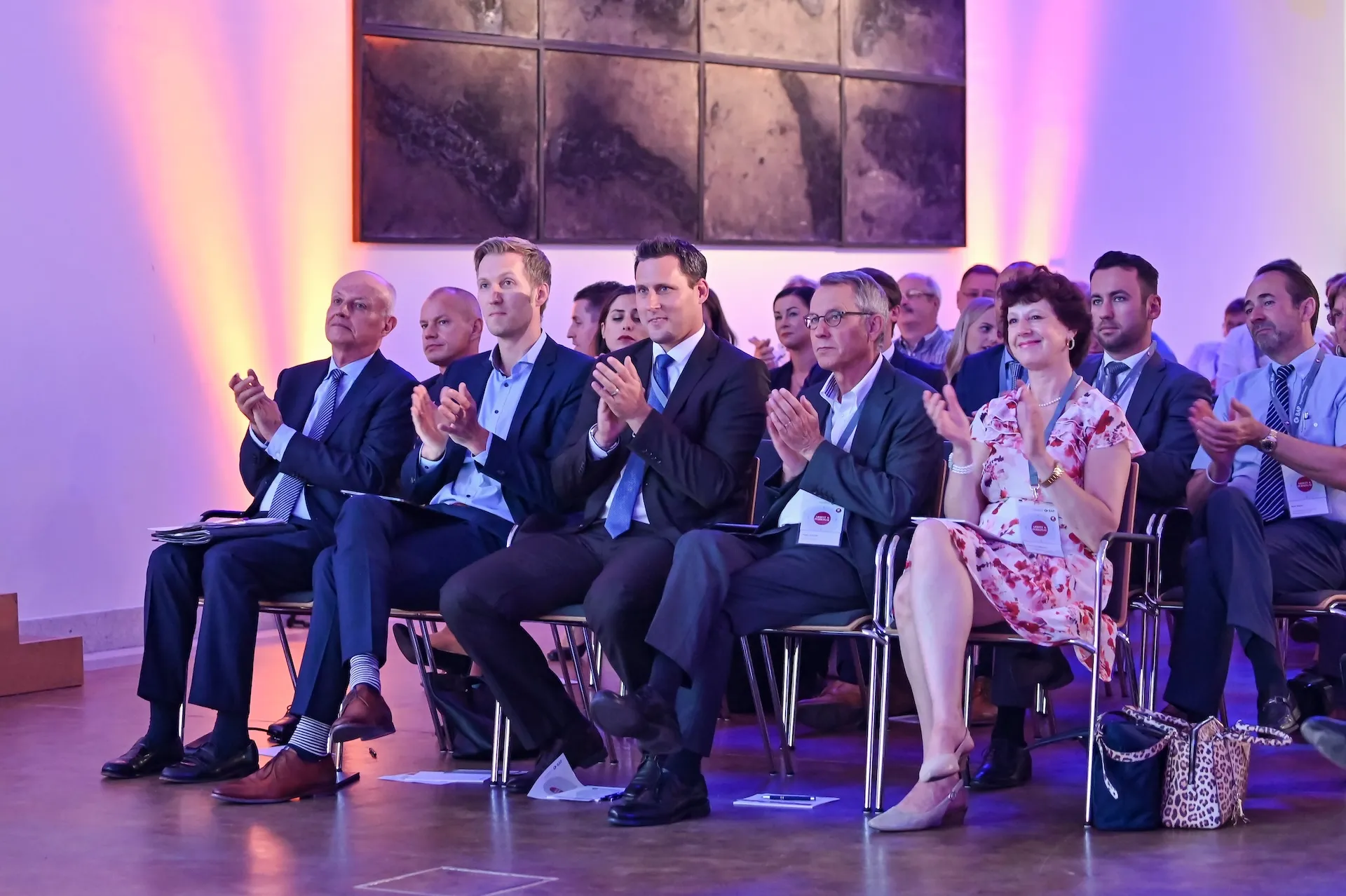 Geschäftsleute im Publikum – konzentrierte Aufmerksamkeit auf der Bühne.