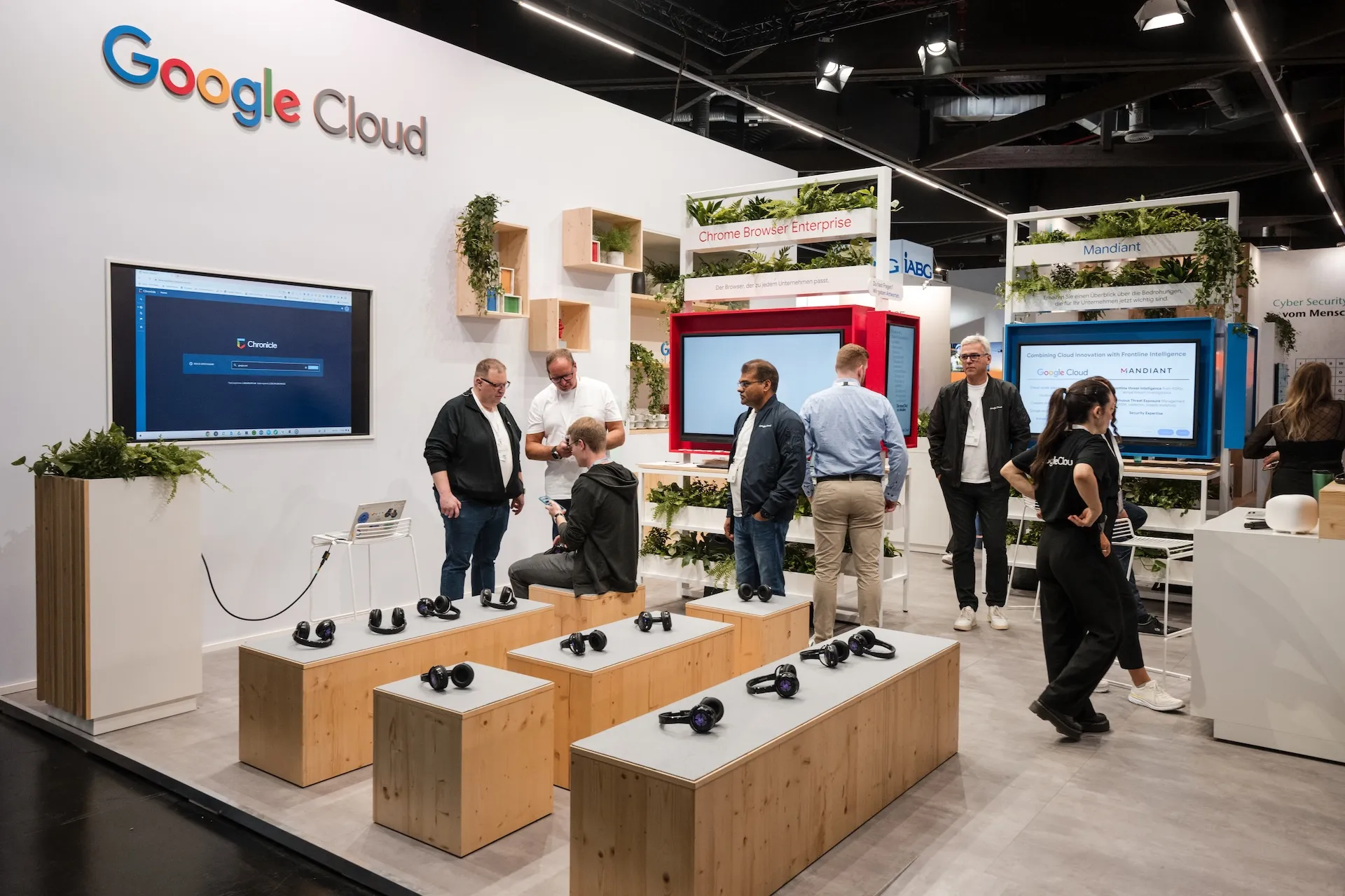 Moderner Google-Cloud-Messestand, lebendig eingefangen von der Messefotografie Nürnberg.