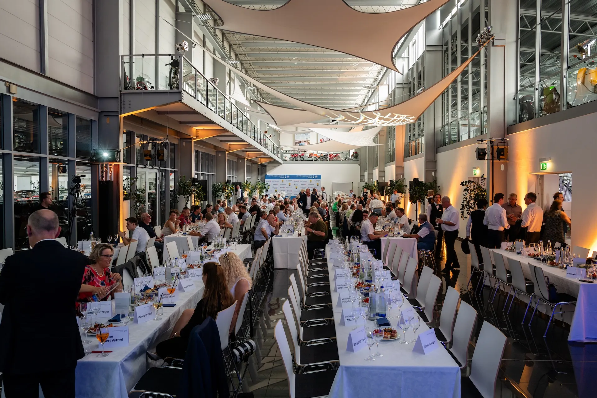 Galaabend mit gedeckten Tischen