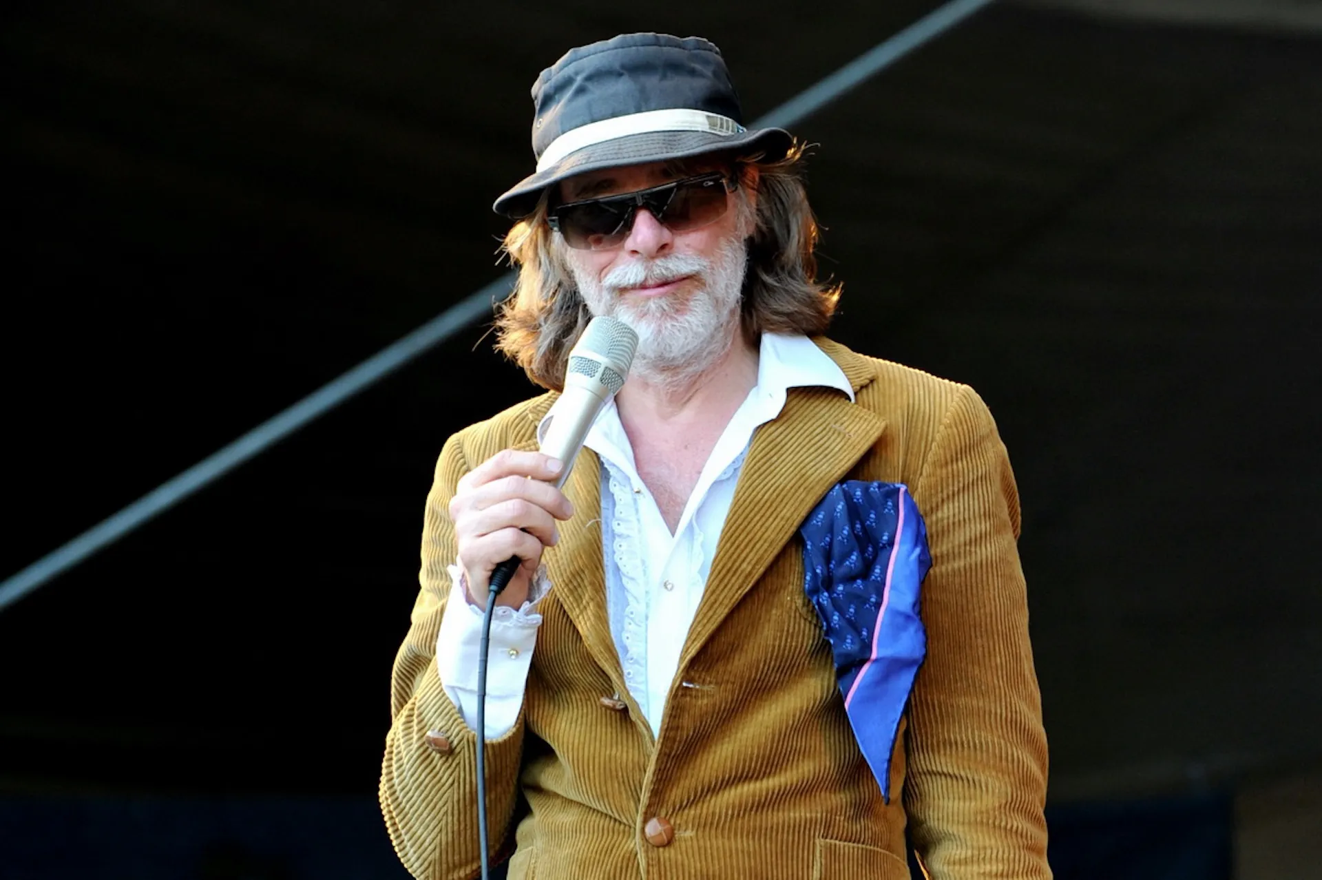 Helge Schneider improvisiert – ein unvergesslicher Bühnenmoment.