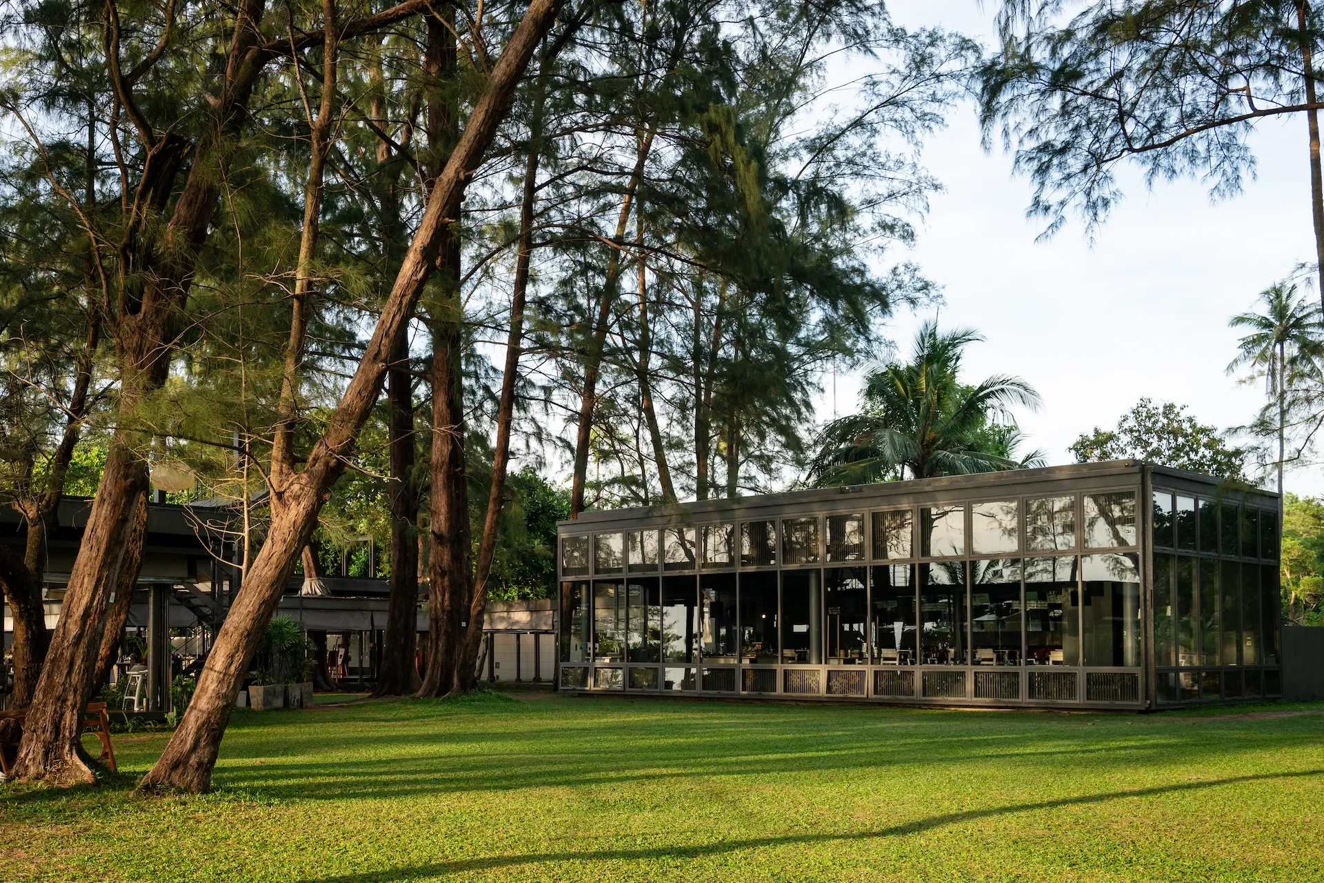 Großzügige Hotel-Außenanlage – fotografisch eindrucksvoll festgehalten.