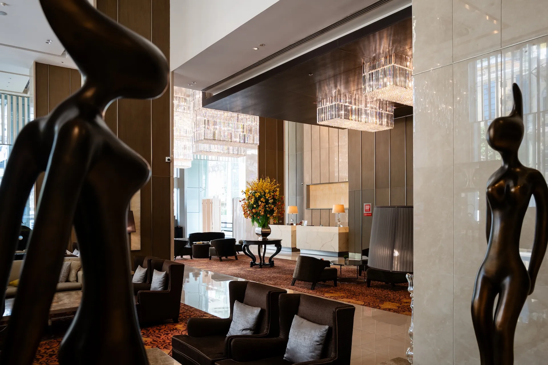 Design-Lobby mit Blick auf die Rezeption – erste Eindrücke, die überzeugen.