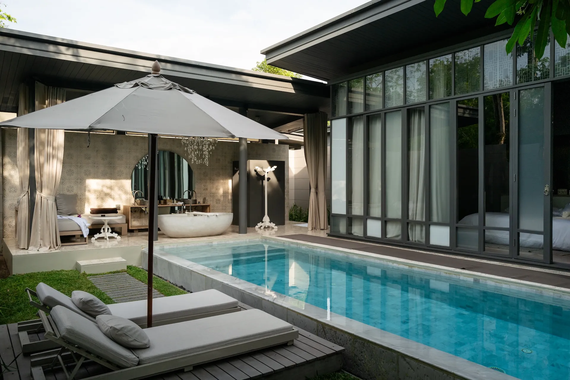 Hotel mit privatem Pool und Liegen – stilvoll fotografiert für maximale Buchungswirkung.